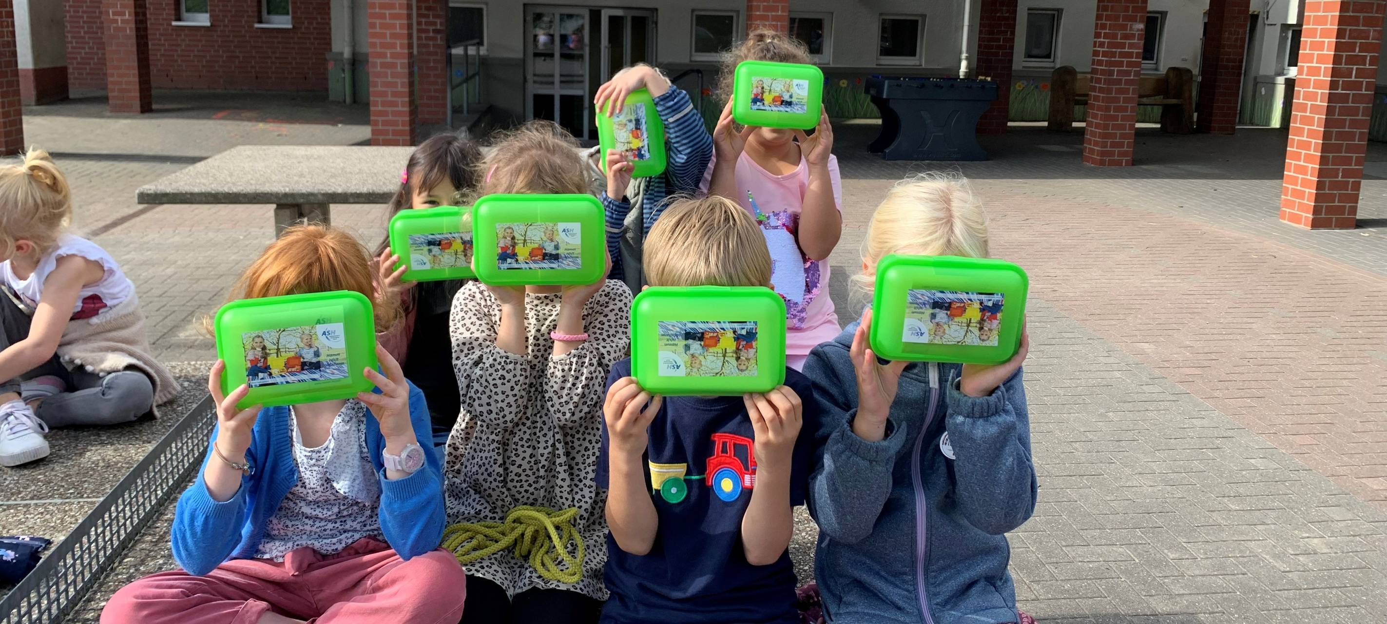 Die Erstklässler der Schule im grünen Winkel präsentieren ihre neuen Brotdosen.