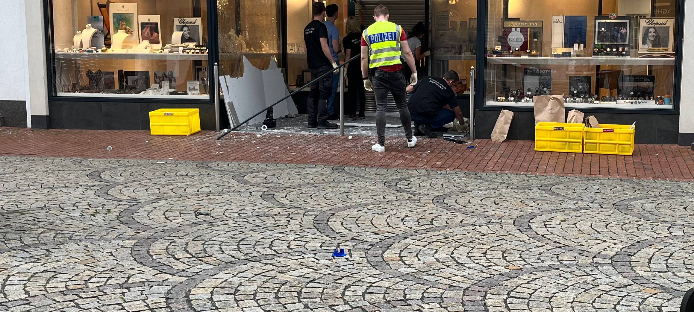 Tür mit Scherben und Loch