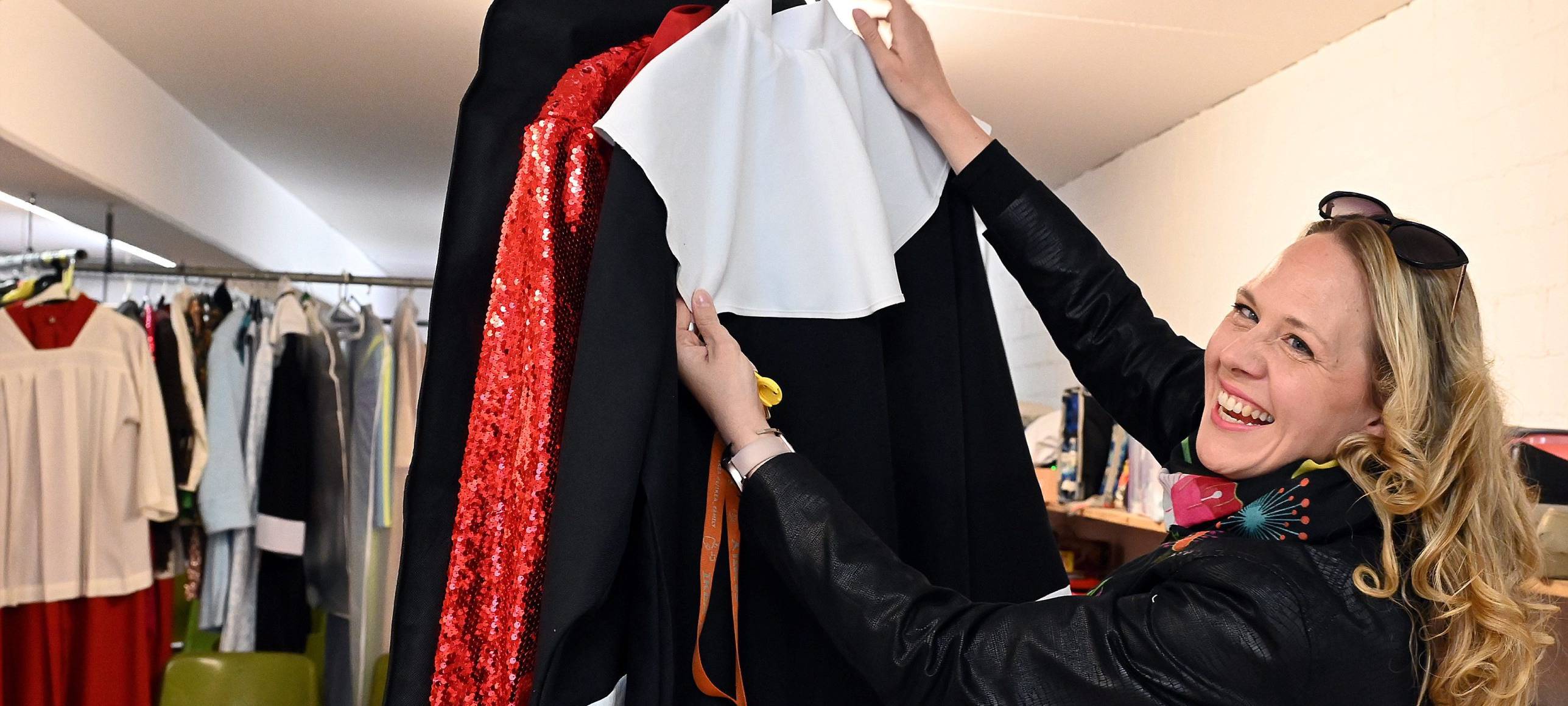 Jessica Feldkötter hält ihr Nonnenkostüm hoch und lacht