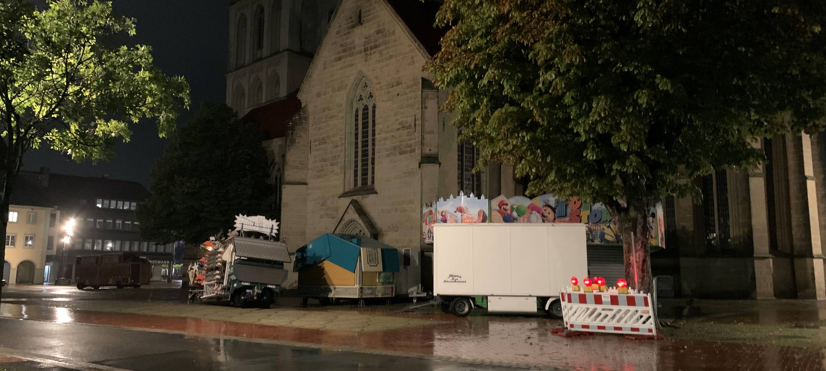 In der Nacht zu Mittwoch (13.09.) haben die Schausteller mit dem Aufbau an der Pauluskirche begonnen.