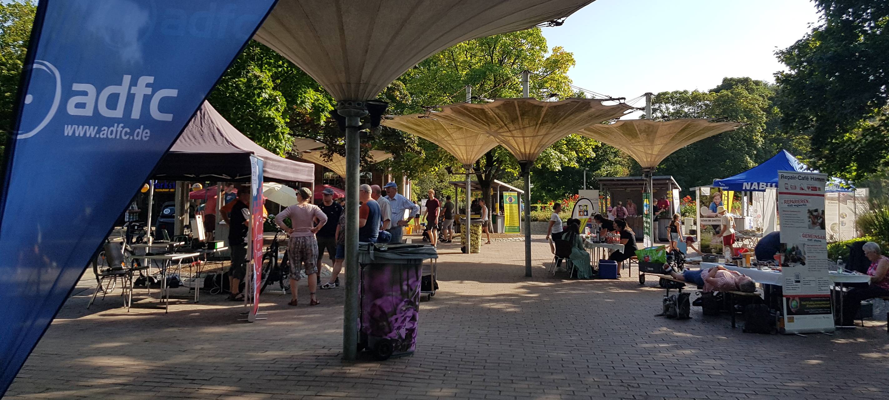 Drachen, Trommeln und Wasser im Maxipark in Hamm
