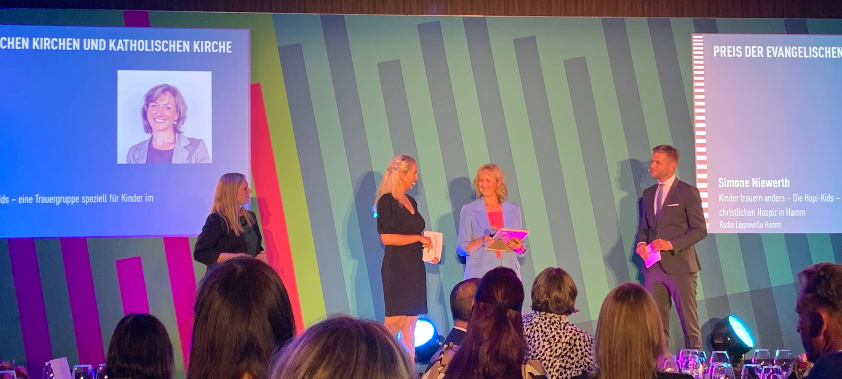 Simone Niewerth ringt beim Audiopreis mit den Tränen, während sie über die emotionalen Imterviews mit trauernden Kindern spricht.