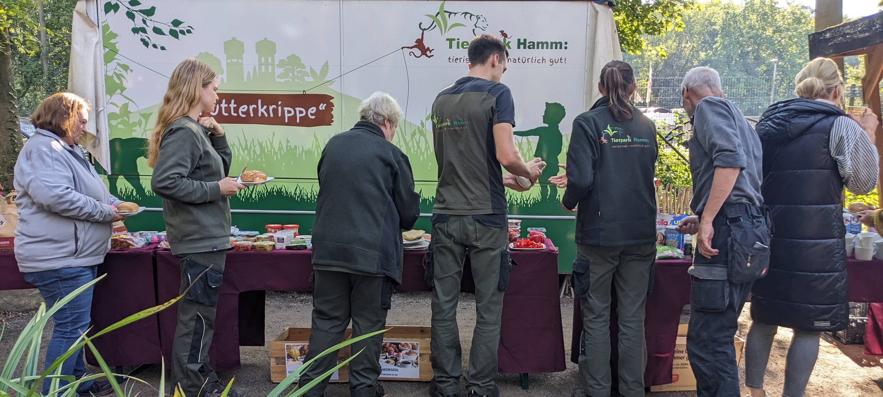 Die Mitarbeiter des Tierparks lassen es sich schmecken.