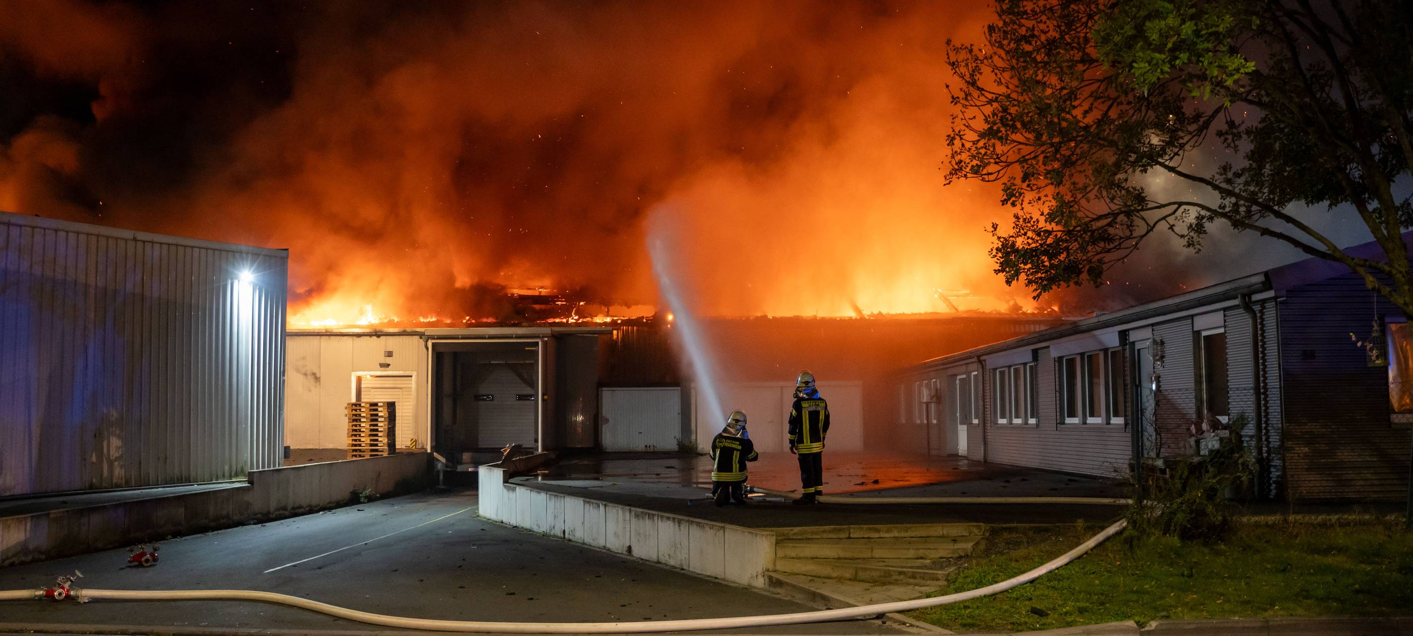 Nach Großbrand: Produktionshalle in Hamm-Mitte zerstört