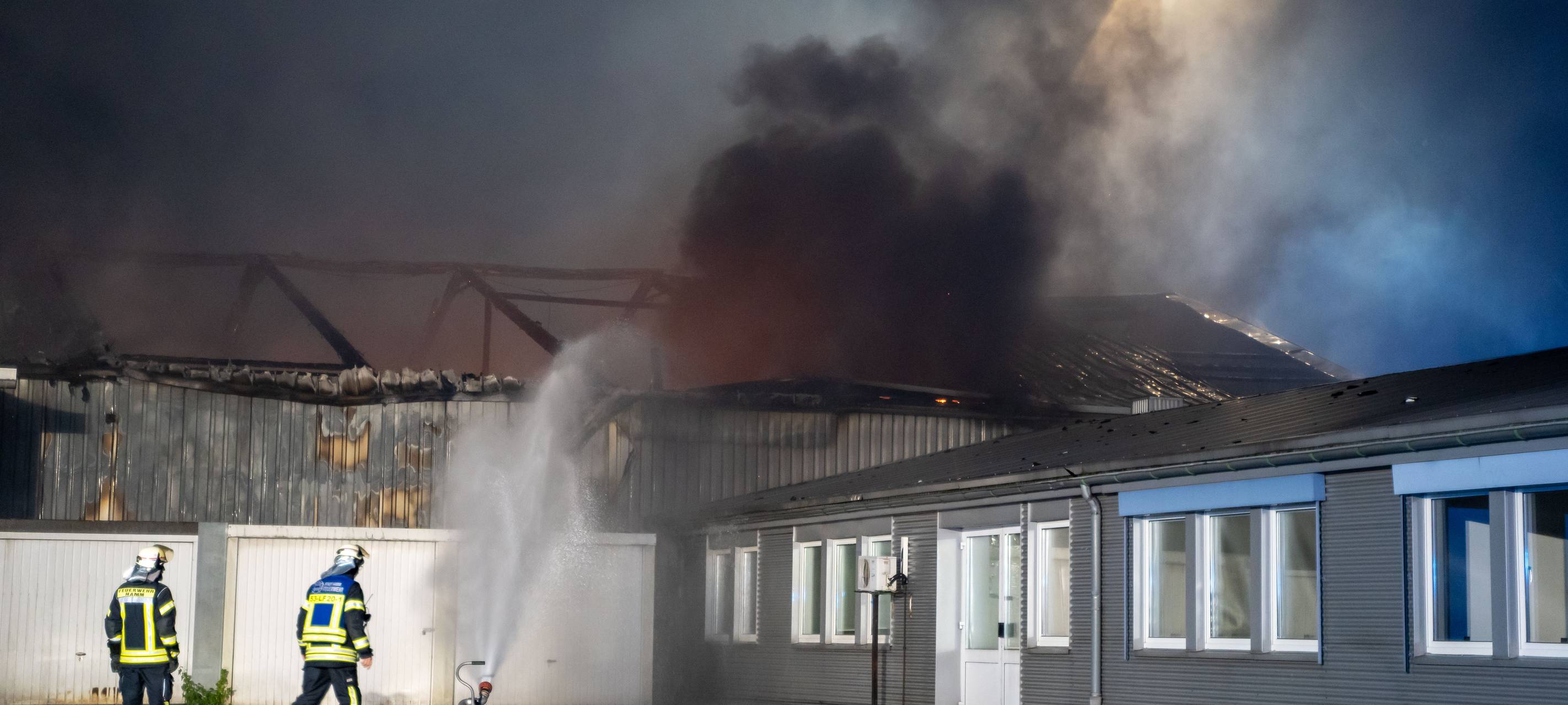 Nach Großbrand: Produktionshalle in Hamm-Mitte zerstört