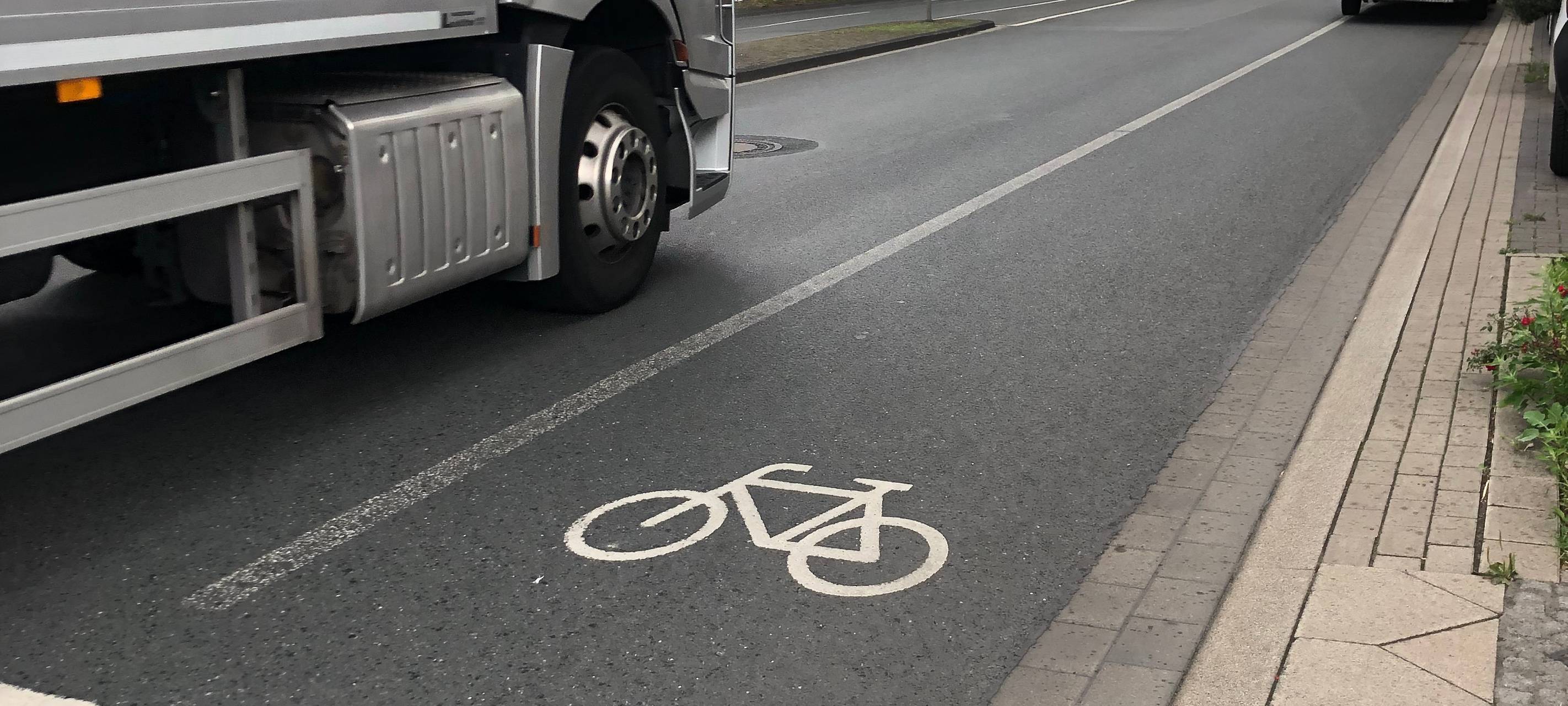 Bundesstraße mit Radfahrstreifen