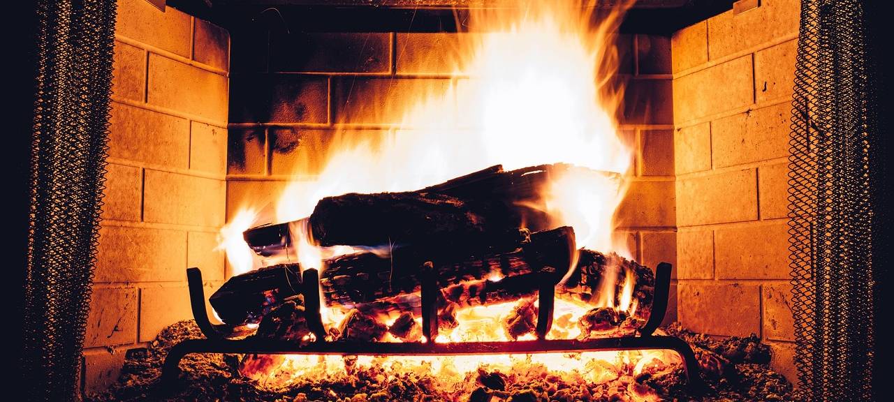 Ein brennender Kamin.