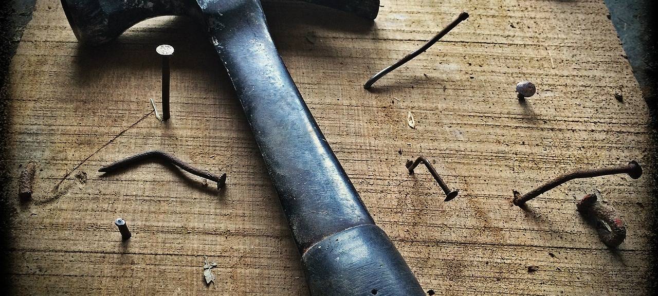 Ein Hammer auf einem Holzbrett.