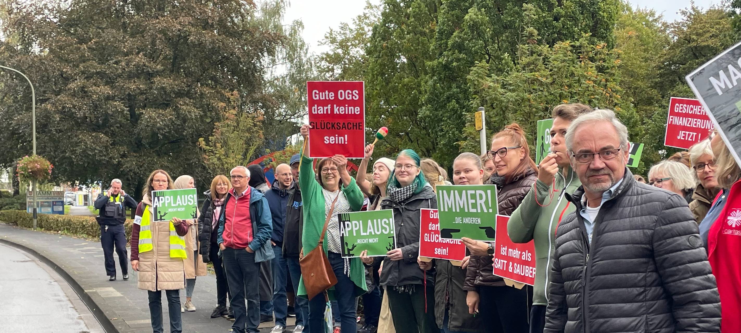 Die Demonstranten vor der Jahnschule.