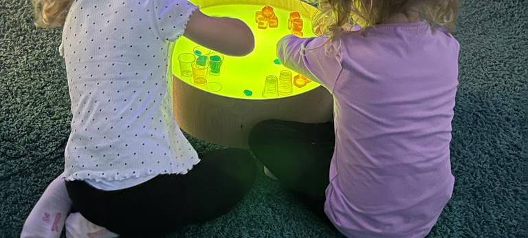 Kinder spielen bei der Kinderbetreuung.