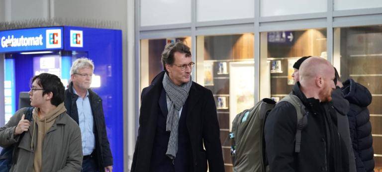 NRW-Ministerpräsident Wüst hat auf seiner Durchreise in Hamm ein kurzes Statement abgegeben.