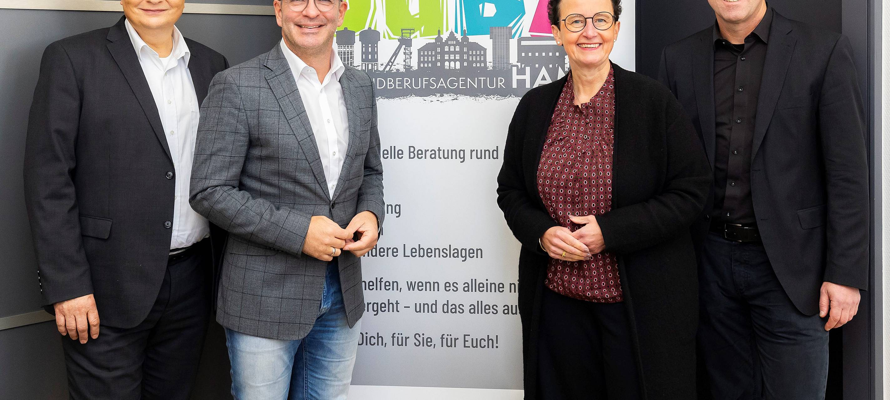 Chef der Agentur für Arbeit Hamm, Thomas Helm, Oberbürgermeister Marc Herter, Dezernentin Dr. Britta Obszerninks und Reinhard Fohrmann, Vorstand des Kommunalen Jobcenters Hamm (v.l.)