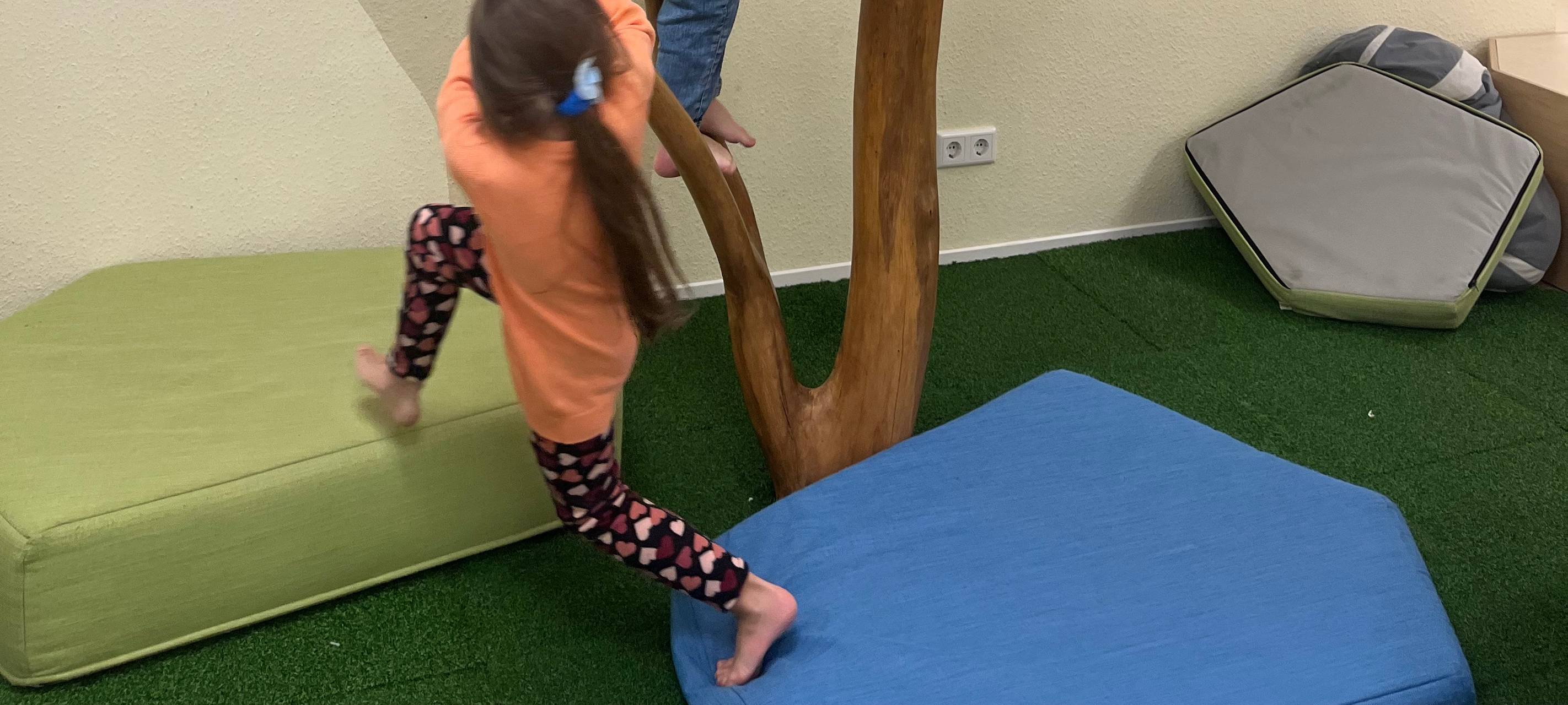 Zwei Kinder am Kletterbaum in der Kita Kusselkopp