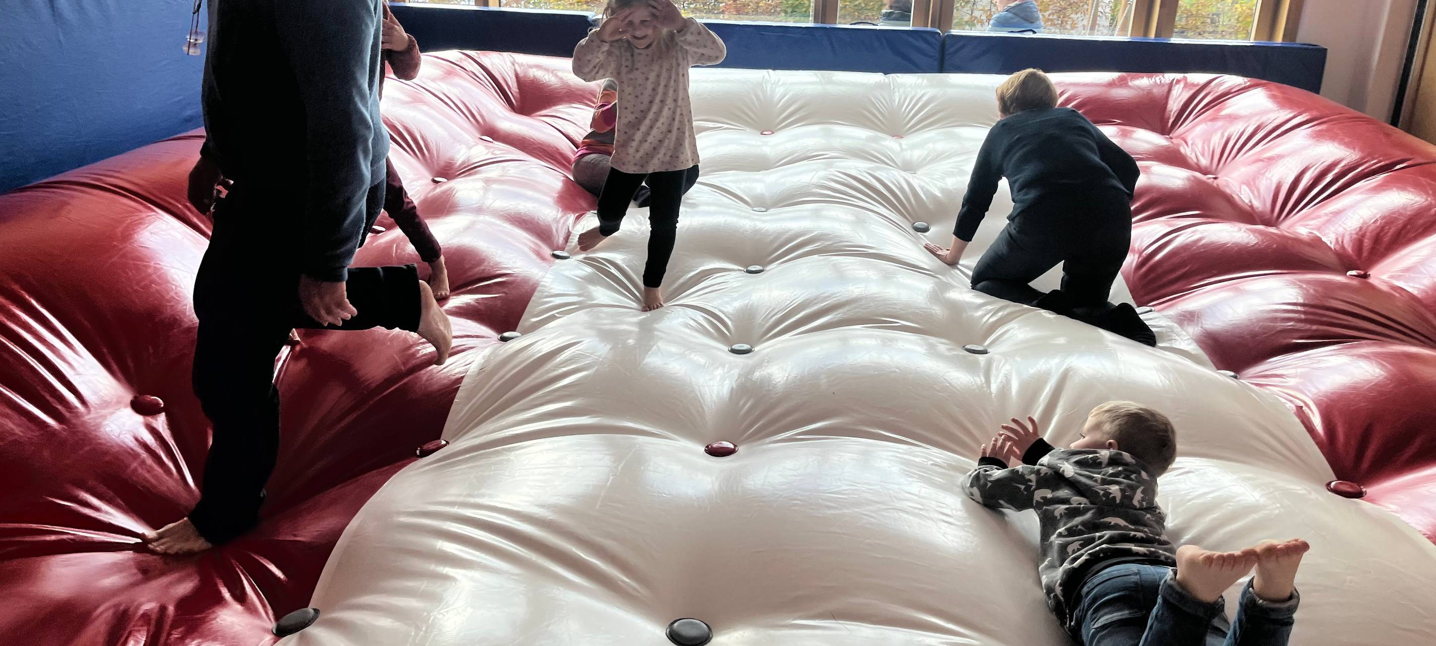 Kinder auf dem Luftkissen in der Movere-Kita Löwenzahn