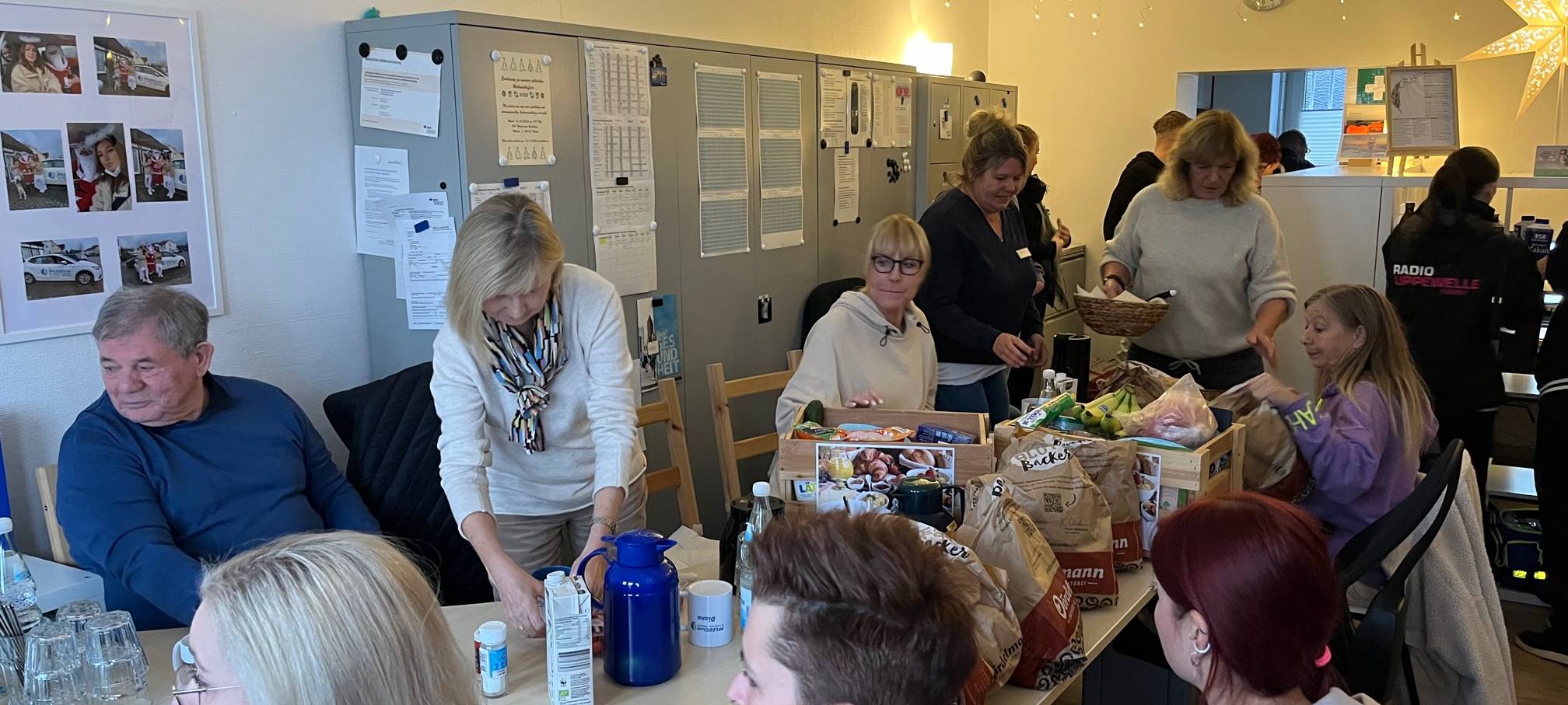 Die Lippewelle Brötchenbringer besuchen das Team PFLEGEleicht in Hamm-Ostwennemar