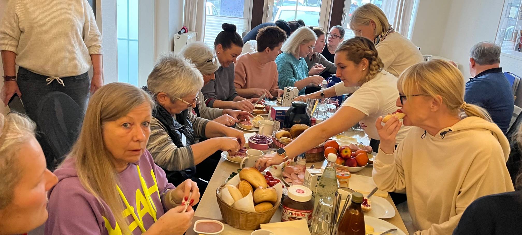 Die Lippewelle Brötchenbringer besuchen das Team PFLEGEleicht in Hamm-Ostwennemar
