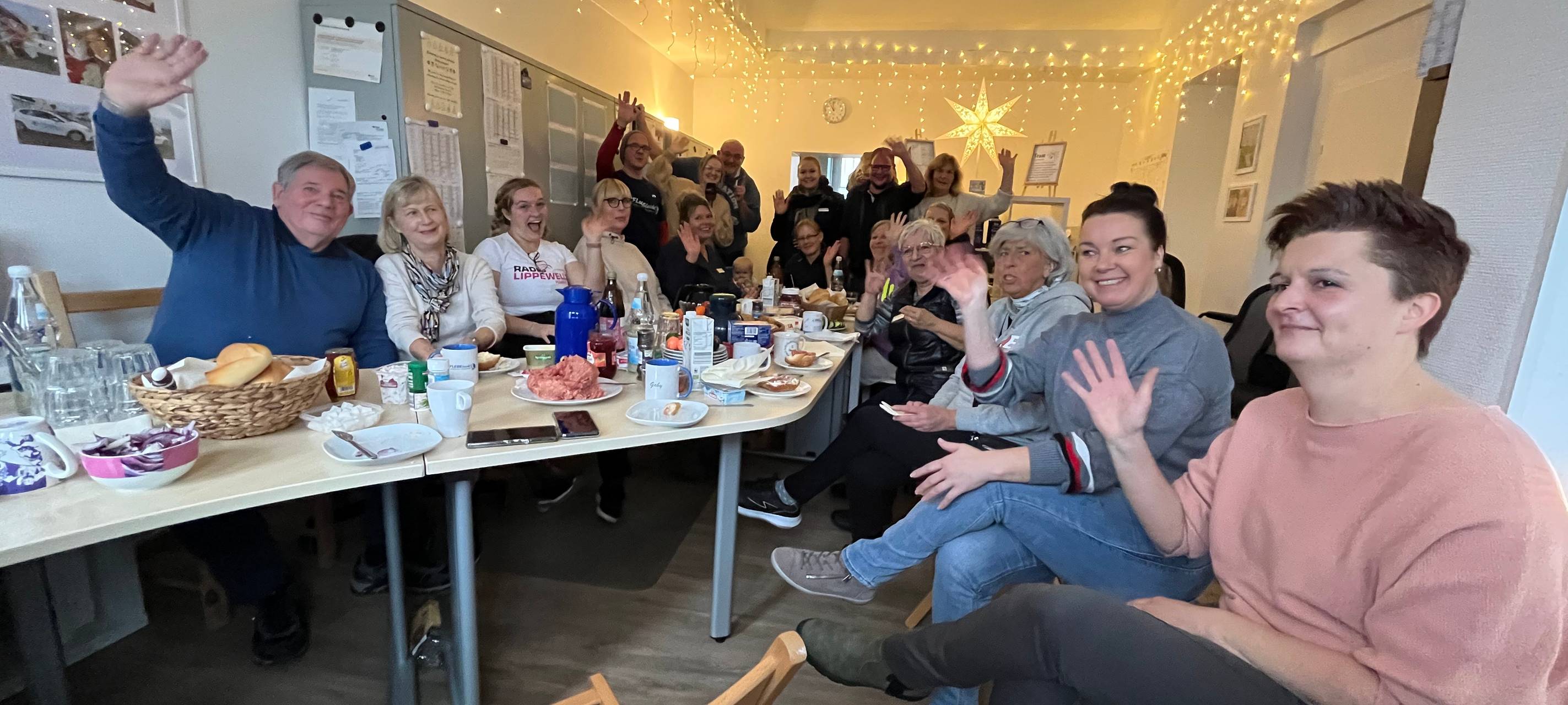 Die Lippewelle Brötchenbringer besuchen das Team PFLEGEleicht in Hamm-Ostwennemar