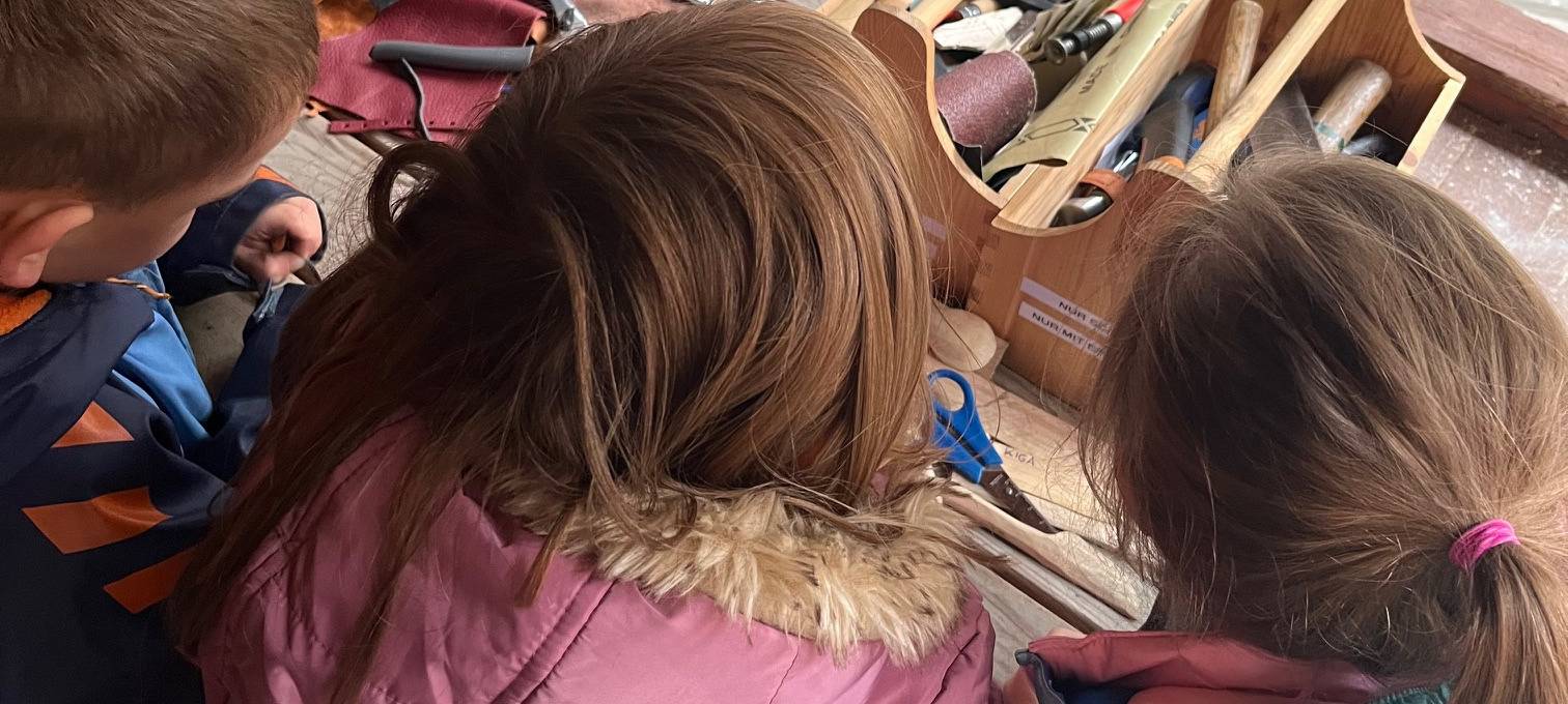 Kinder können in der Holzwerkstatt selbst schnitzen.