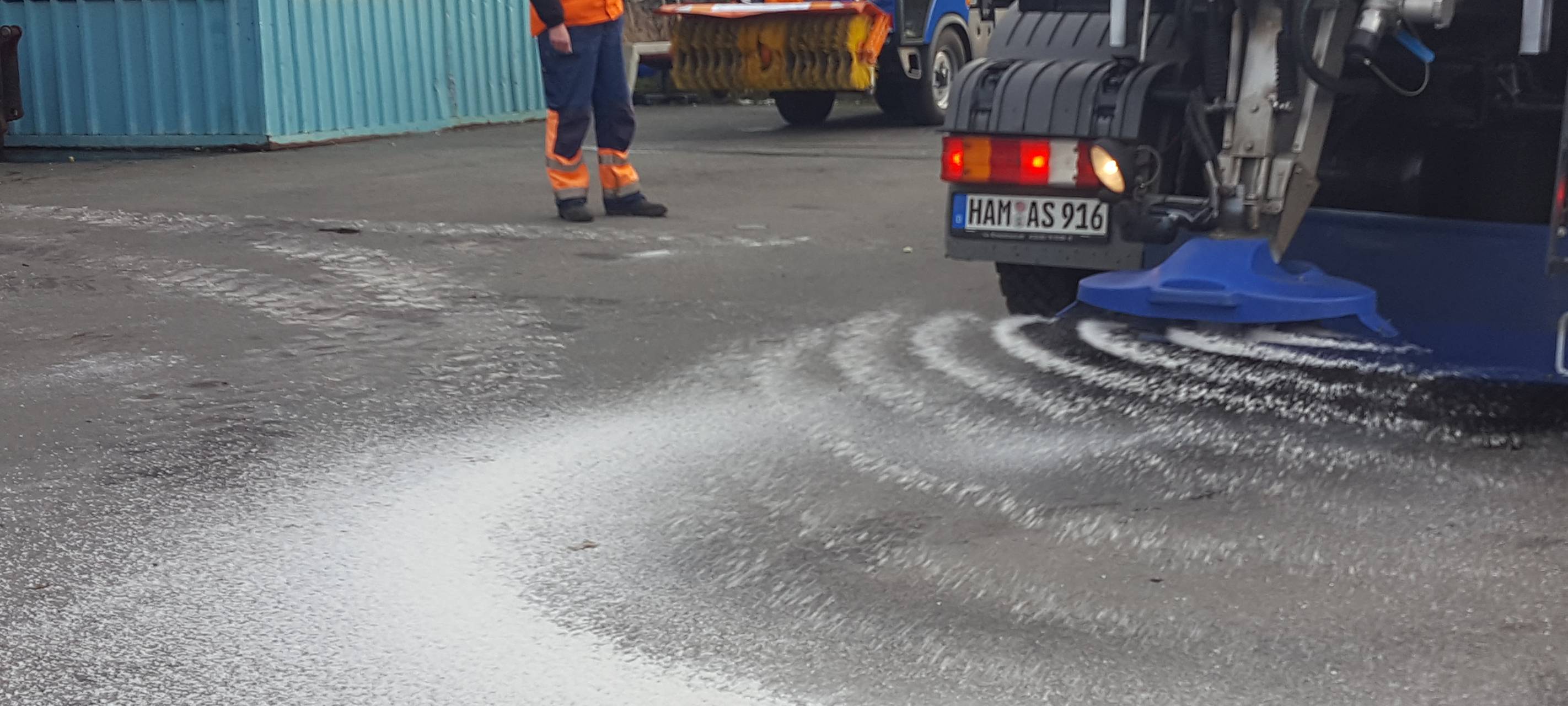 Winterdienst streut Salz