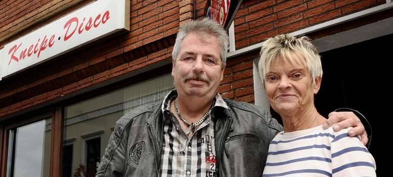 Heinz Lepper mit seiner Frau vor dem Cheyenne auf der Meile