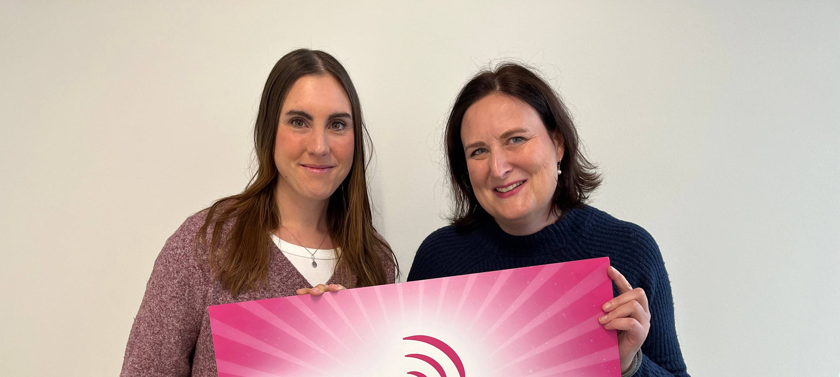 Laura Berghoff und Anne Pohl (Wellenbrecher e.V.) freuen sich über die Unterstützung von Lichtblicke.