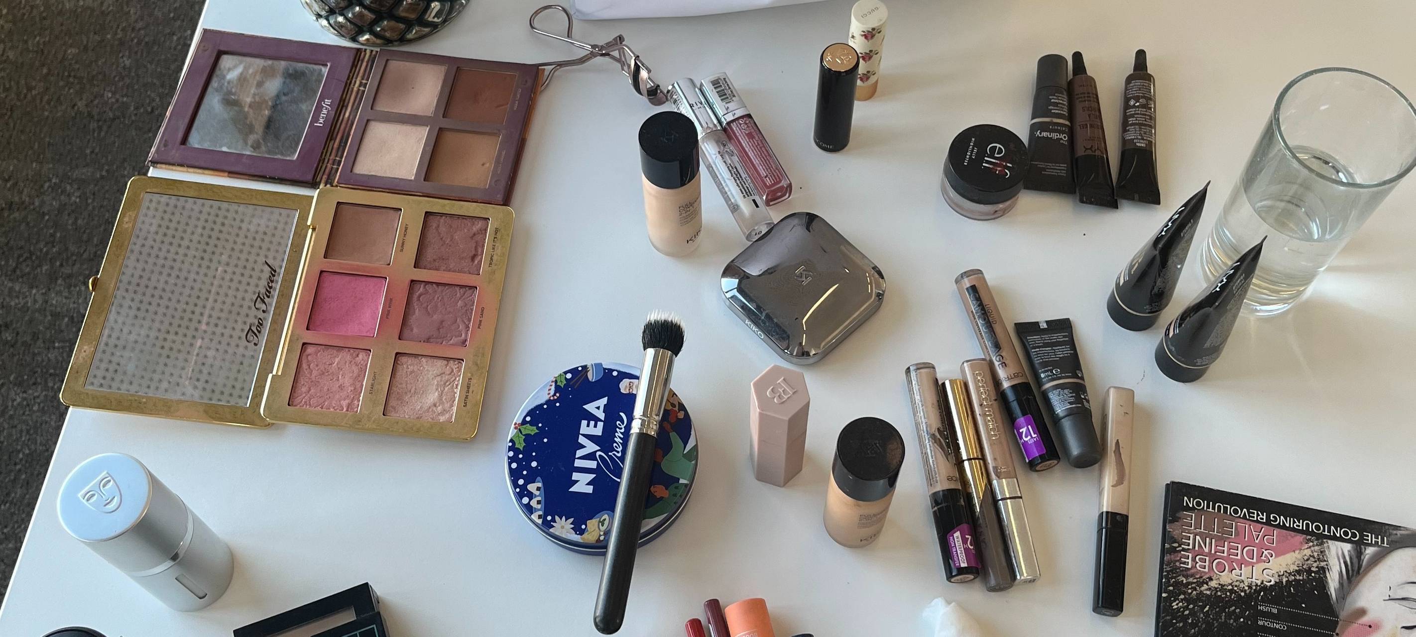 Pinsel, Tuben, Fläschchen und Dosen: Kosmetik-Meisterin Ilayda Arslan hat einen ganzen Koffer voller Schminke mit in die Lippewelle-Redaktion gebracht.