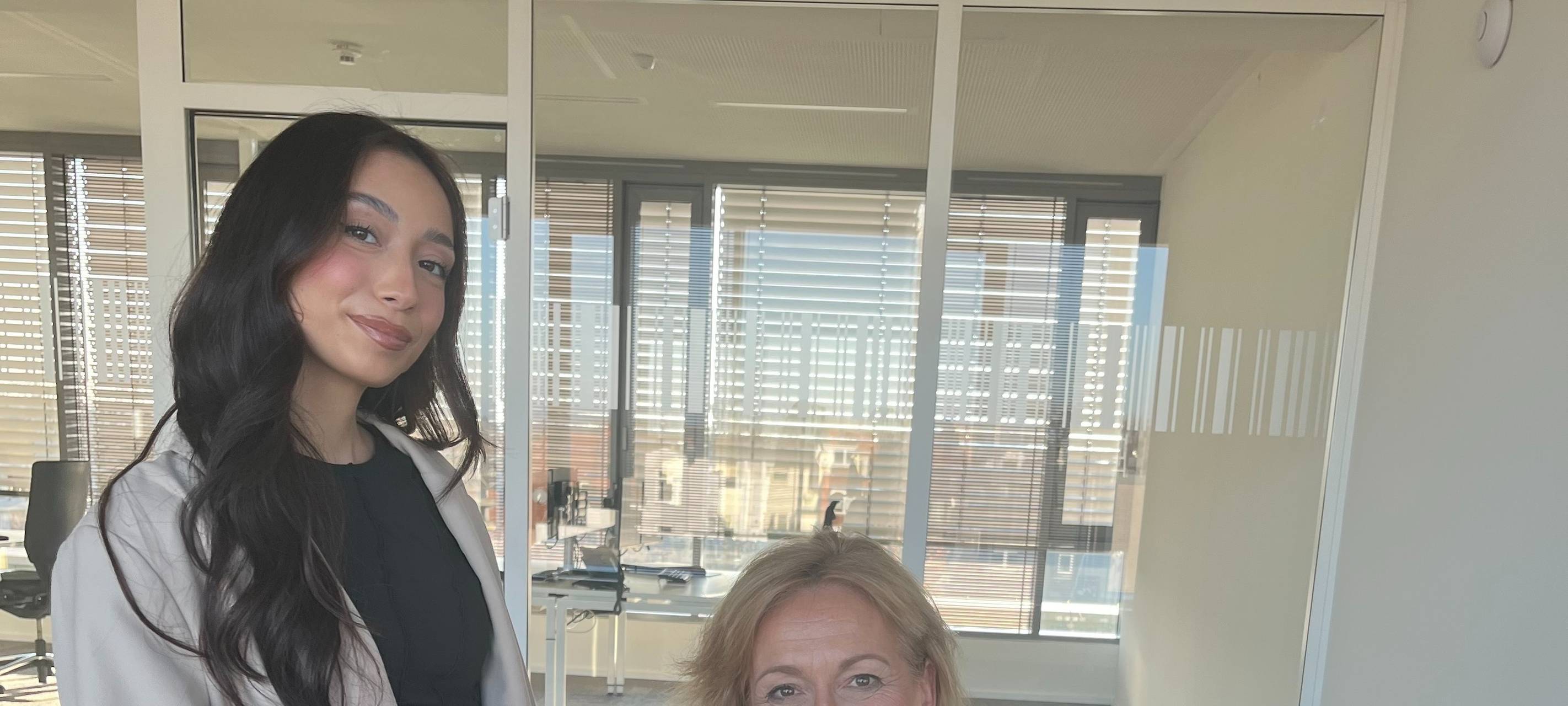 Kosmetik-Meisterin Ilayda Arslan schminkt Simone