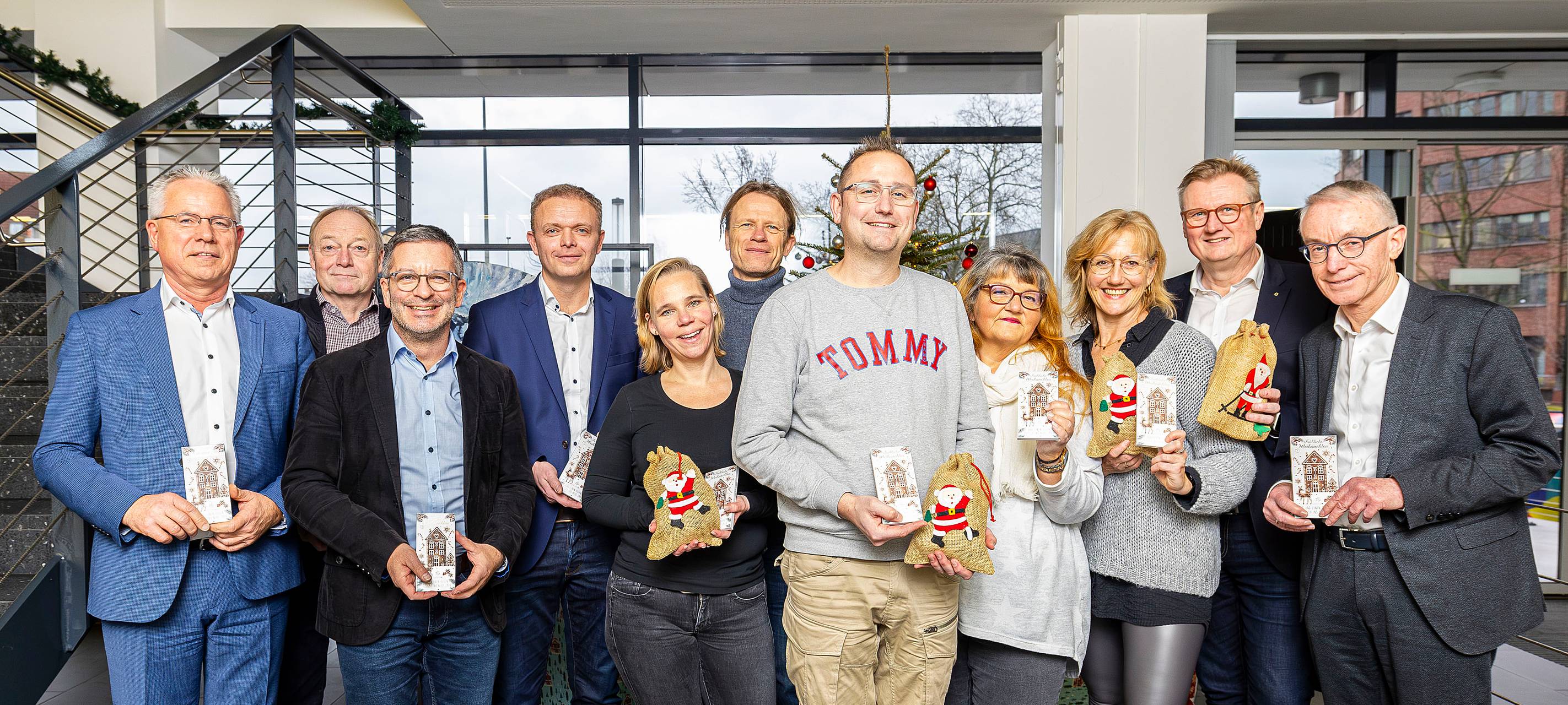 Die Stadtwerke-Geschäftsführer Jörg Hegemann und Reinhard Bartsch sowie der Oberbürgermeister und Aufsichtsratsvorsitzende Marc Herter überreichen gemeinsam mit den stellvertretenden Aufsichtsratsvorsitzenden Matthias Schade und Peter Dirksmeier die Spenden an Andreas Wartala vom Westfälischen Anzeiger für die Aktion „Menschen in Not“, an Simone Niewerth von der Lippewelle Hamm für die Aktion „Lichtblicke“, an Josh Krause vom Mobilen Medizinischen Dienst und an Lars Knierbein und Silke Malassa vom Hammer Bündnis gegen Depression.
