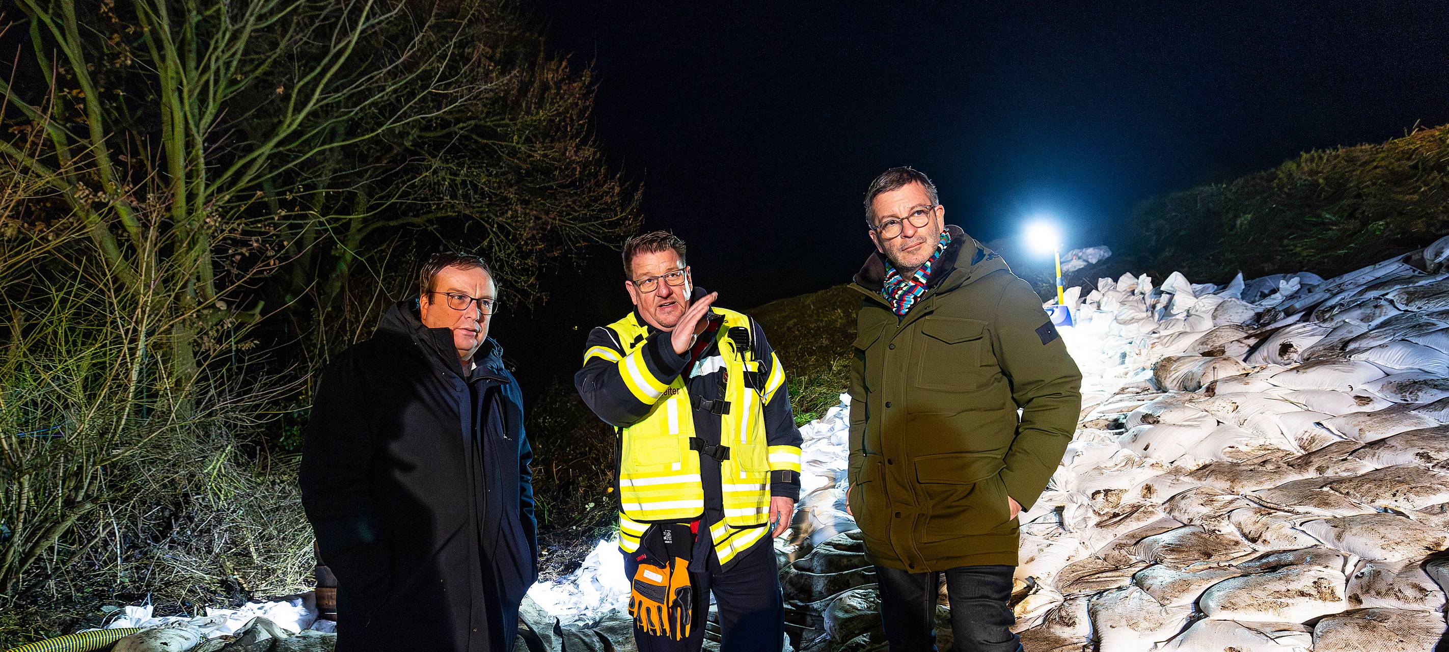 NRW-Umwelt- und Naturschutzminister Oliver Krischer und Hamms Oberbürgermeister Marc Herter am Einsatzort an der Ahse an der Soester Straße