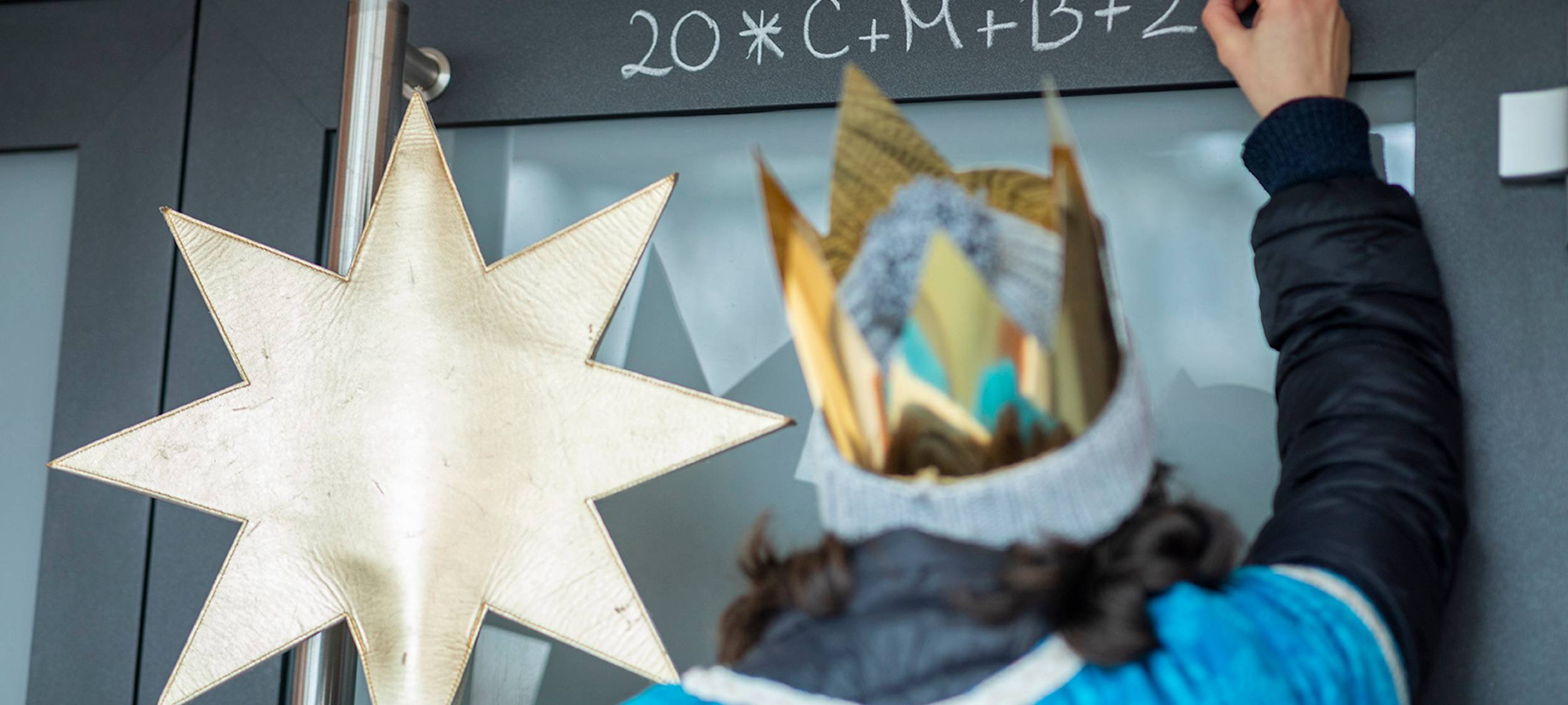 "C+M+B - Christus mansionem benedicat - Christus segne dieses Haus" - ob als Aufkleber oder mit Kreide geschrieben, Hauptsache das Haus ist für das kommede Jahr von den Sternsingern gesegnet worden.