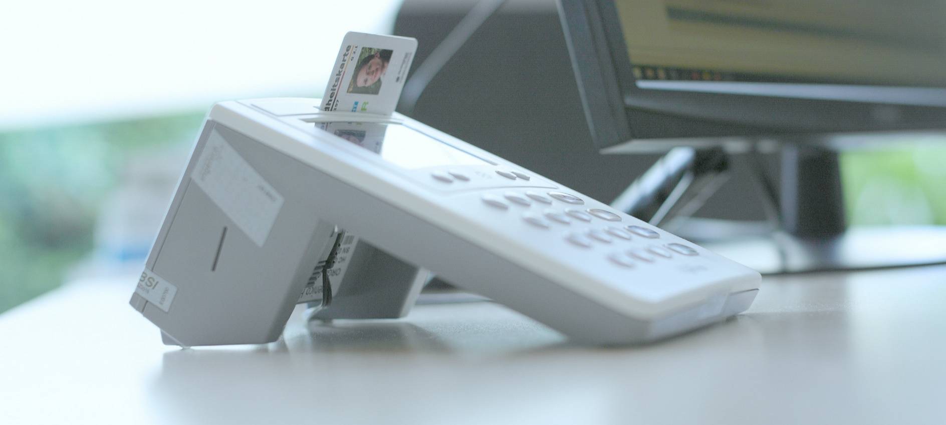 Zur Authentifizierung müssen Patienten ihre Karte der Krankenkasse vorzeigen.