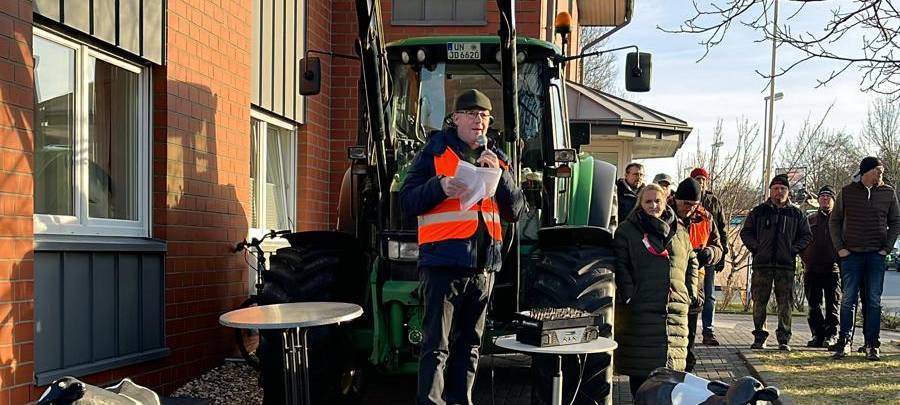 Bei einer Zwischenkundgebung beim Landwirtschaftlichen Kreisverband wurde auf die Lage der Bauern aufmerksam gemacht. "Das Maß ist voll!"