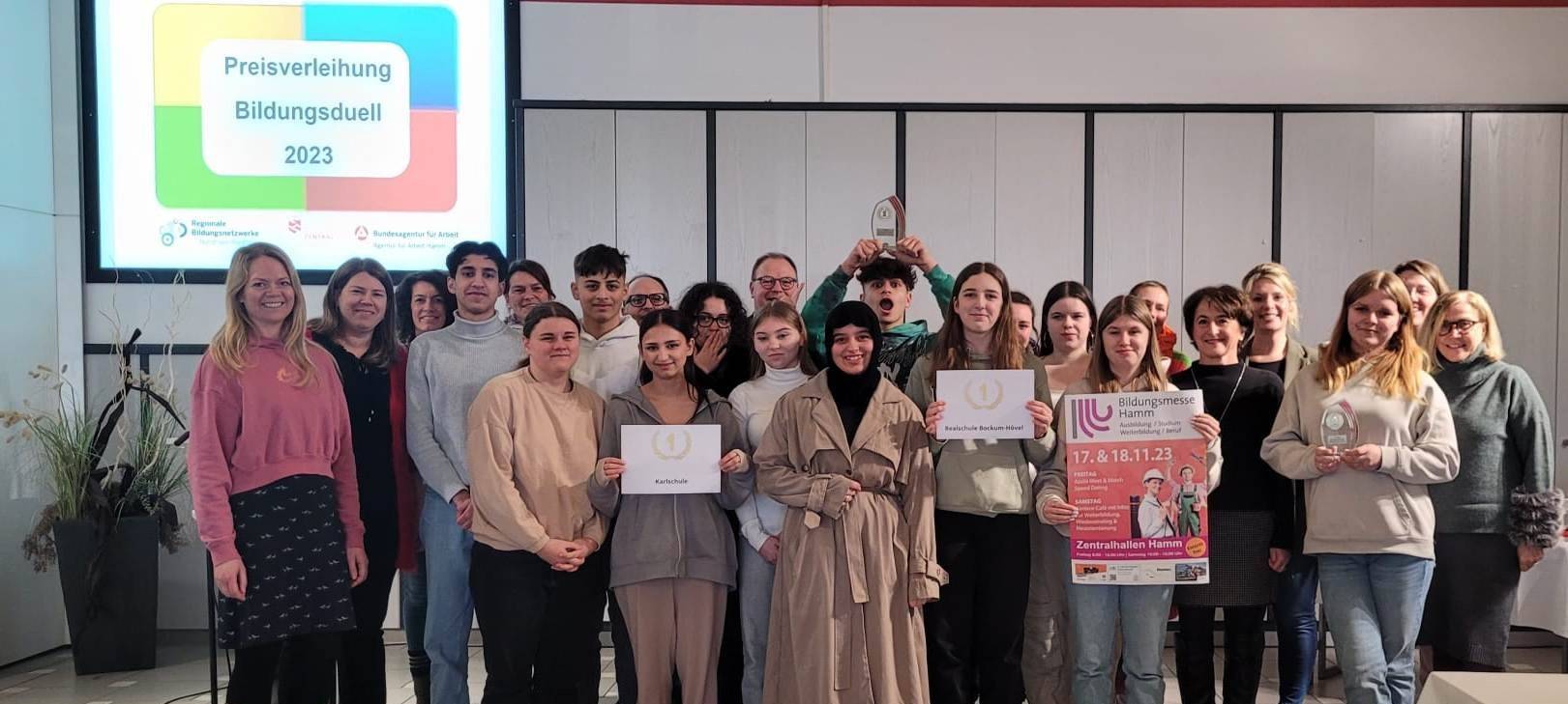 Preisübergabe an die Gewinner des Bildungsduells in Hamm