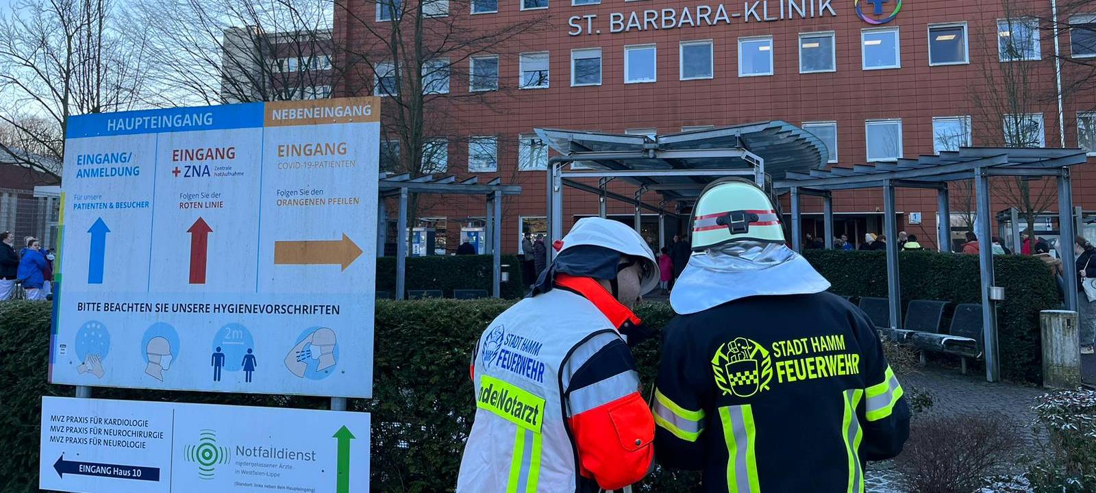 Feuerwehrleute vor der Barbaraklinik in Hamm-Heessen