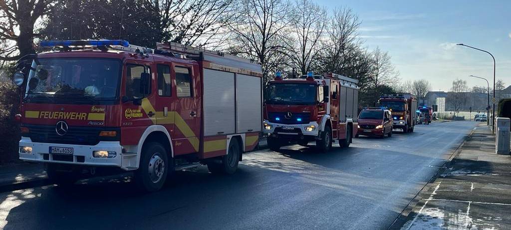 Am Ennigerweg an der Barbaraklinik stehen viele Feuerwehrautos.