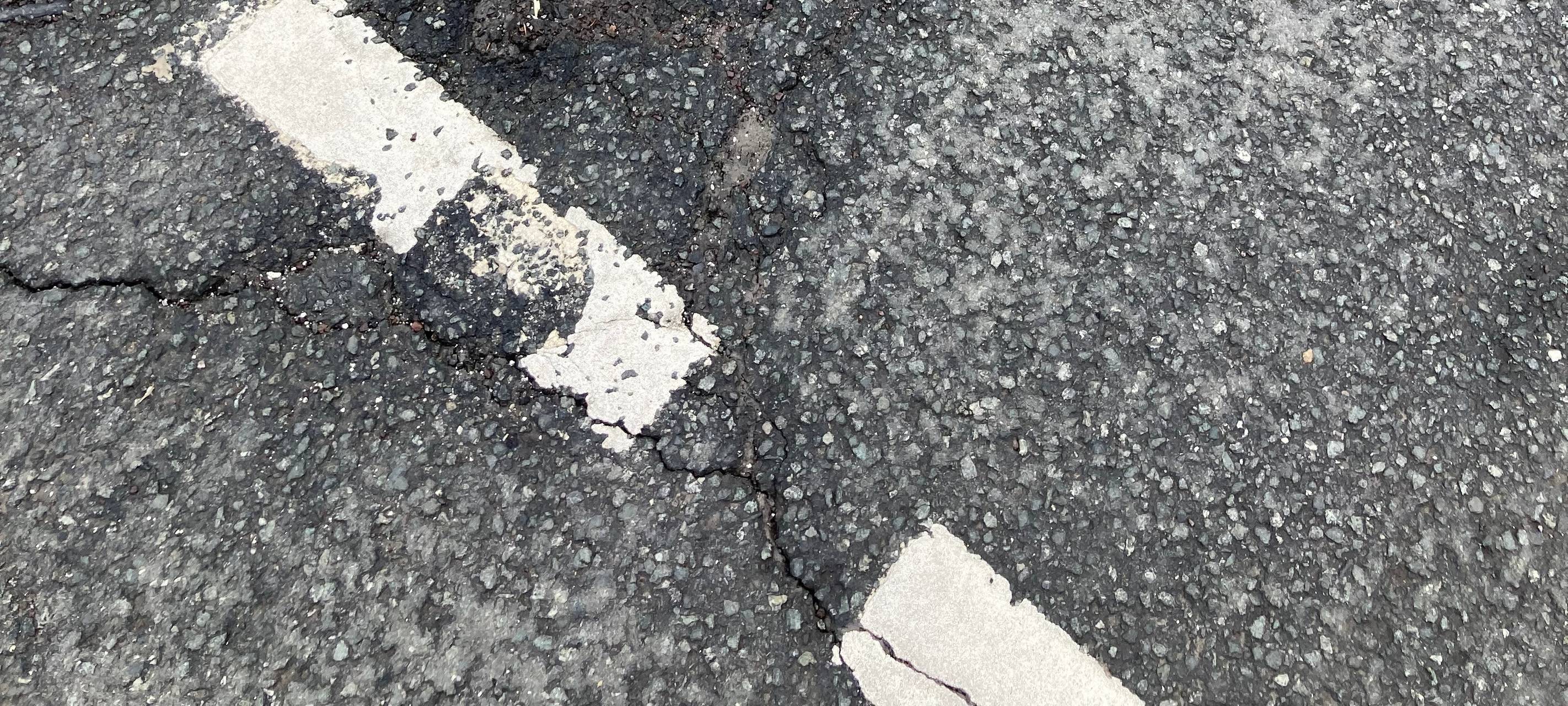 Mehrere Schlaglöcher in einer Straße