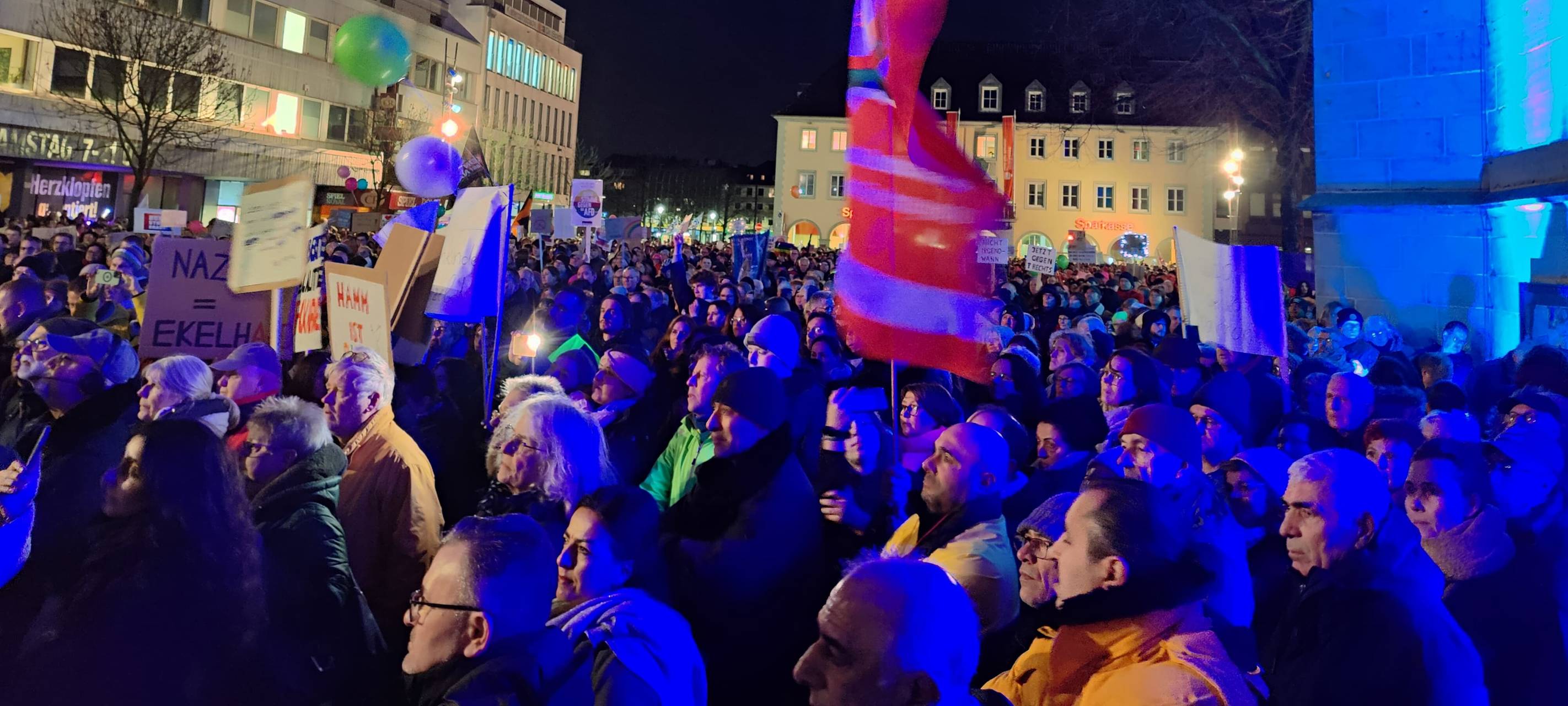 Der Marktplatz vor der Pauluskirche war am Montagabend voller Menschen.