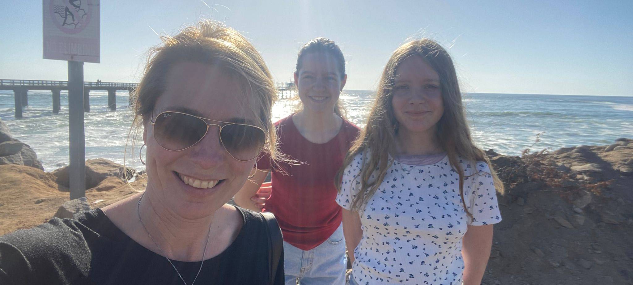Lippewelle-Moderatorin Jenny Heimann mit ihrer Tochter Hannah und Elli am Strand in Namibia.