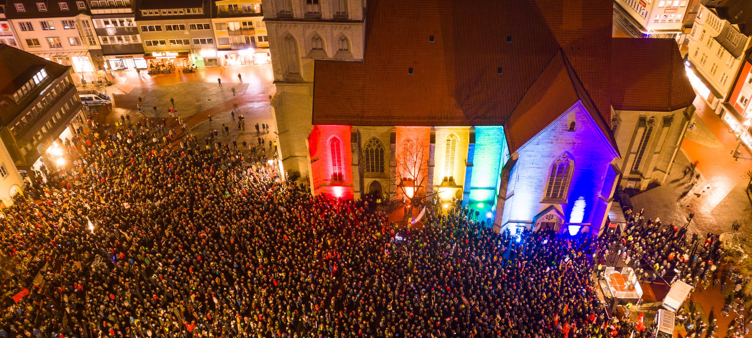 Tausende Menschen versammelt auf dem Marktplatz vor der Pauluskirche in Hamm. Sie alle demonstrieren gegen Fremdenhass.