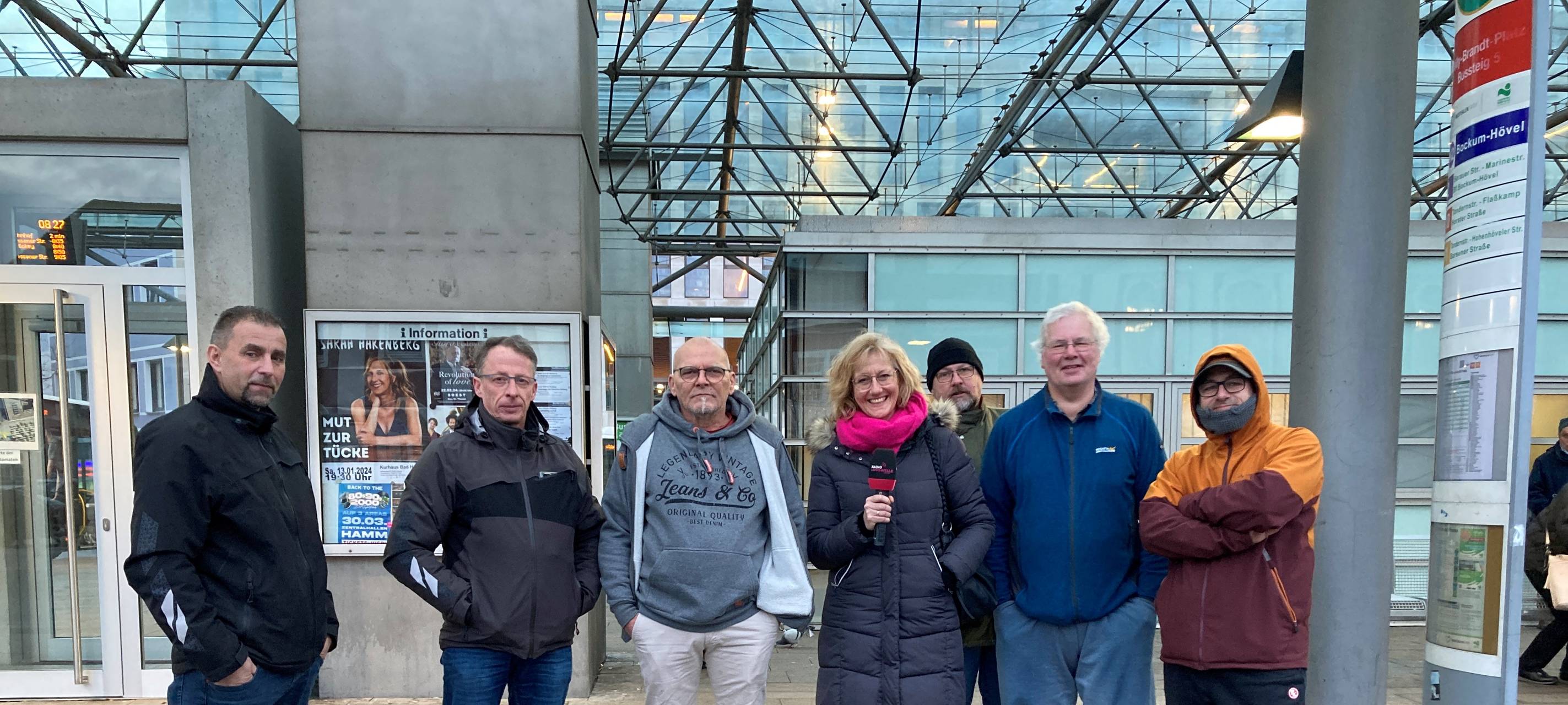 Hamms Straßenwärter zusammen mit Lippewelle-Reporterin Simone Niewerth.