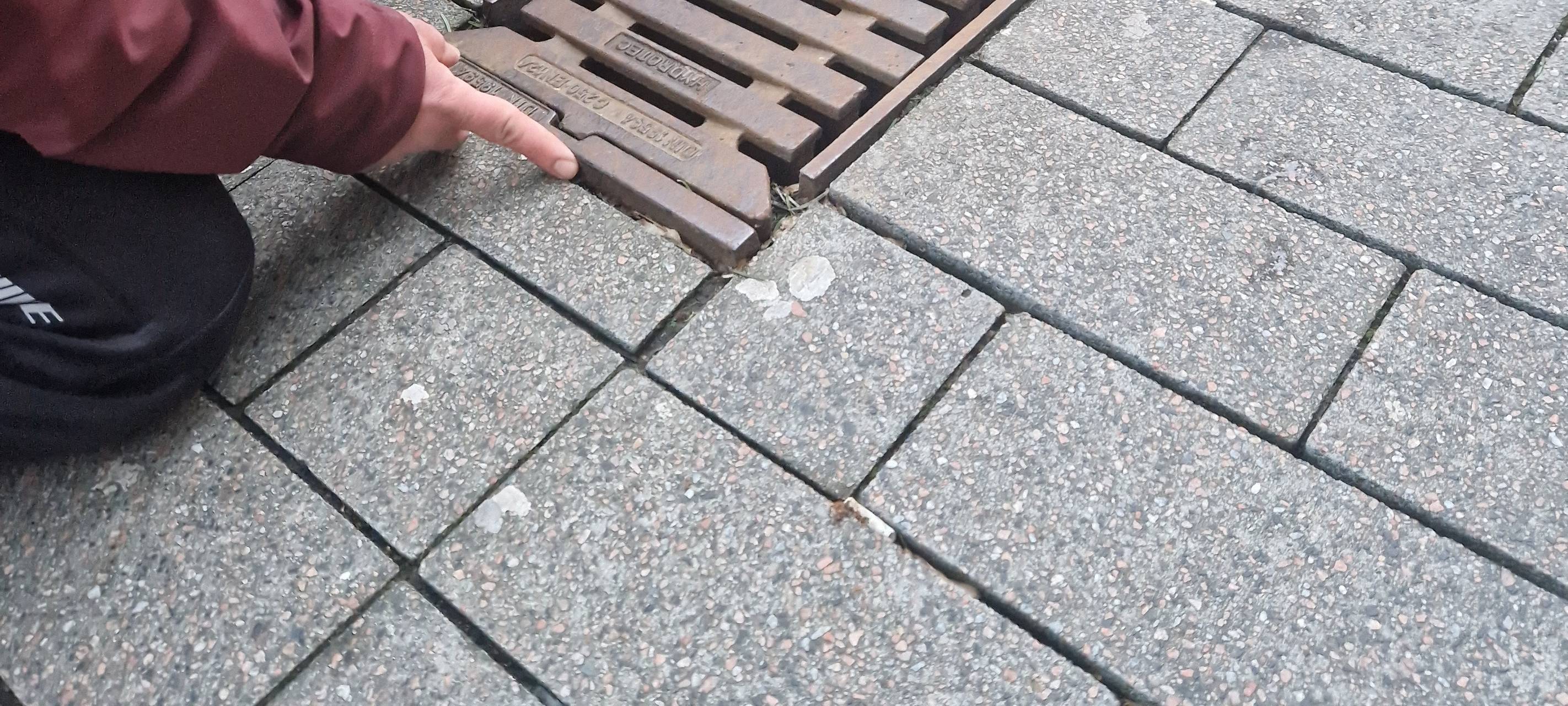 Straßenbegeher suchen nach kaputten Straßen in Hamm