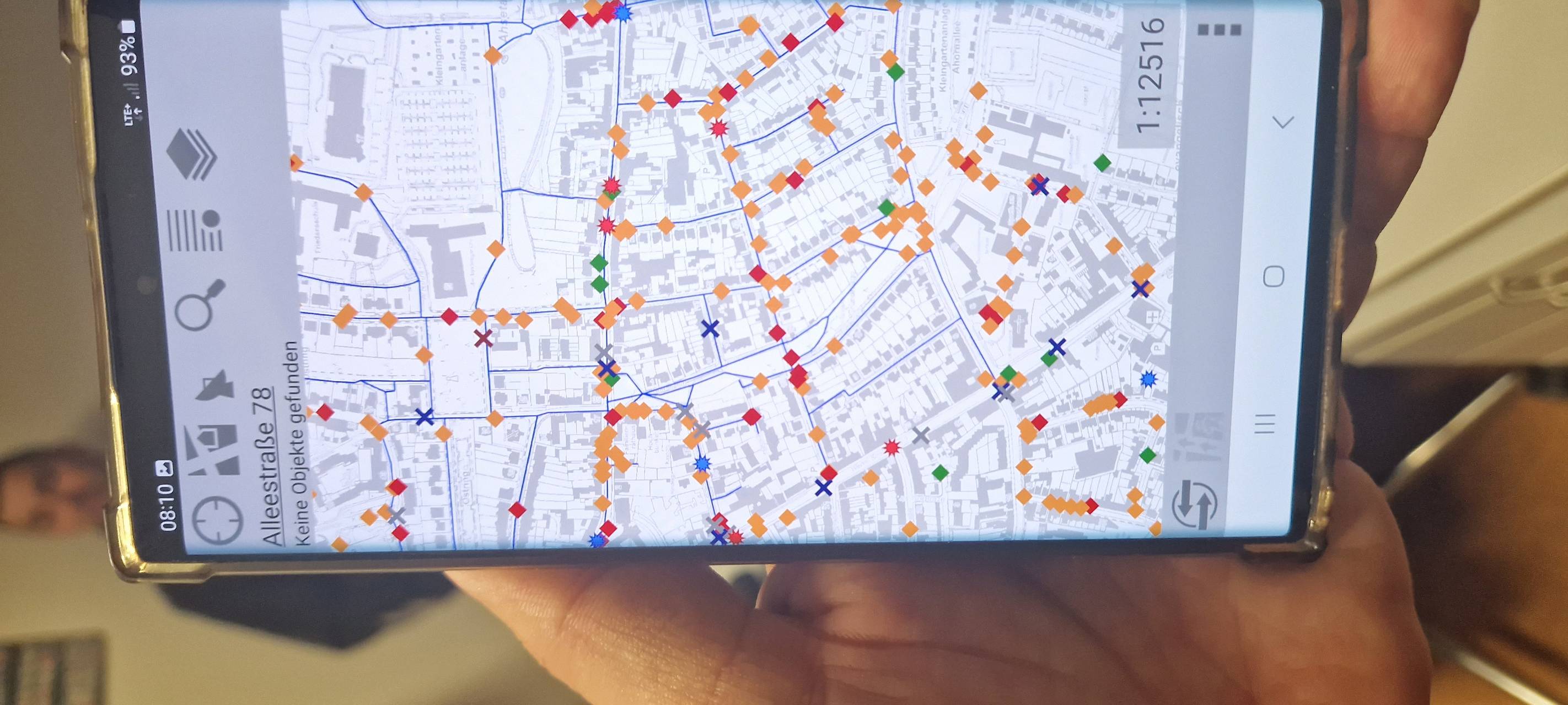 Straßenbegeher suchen nach kaputten Straßen in Hamm