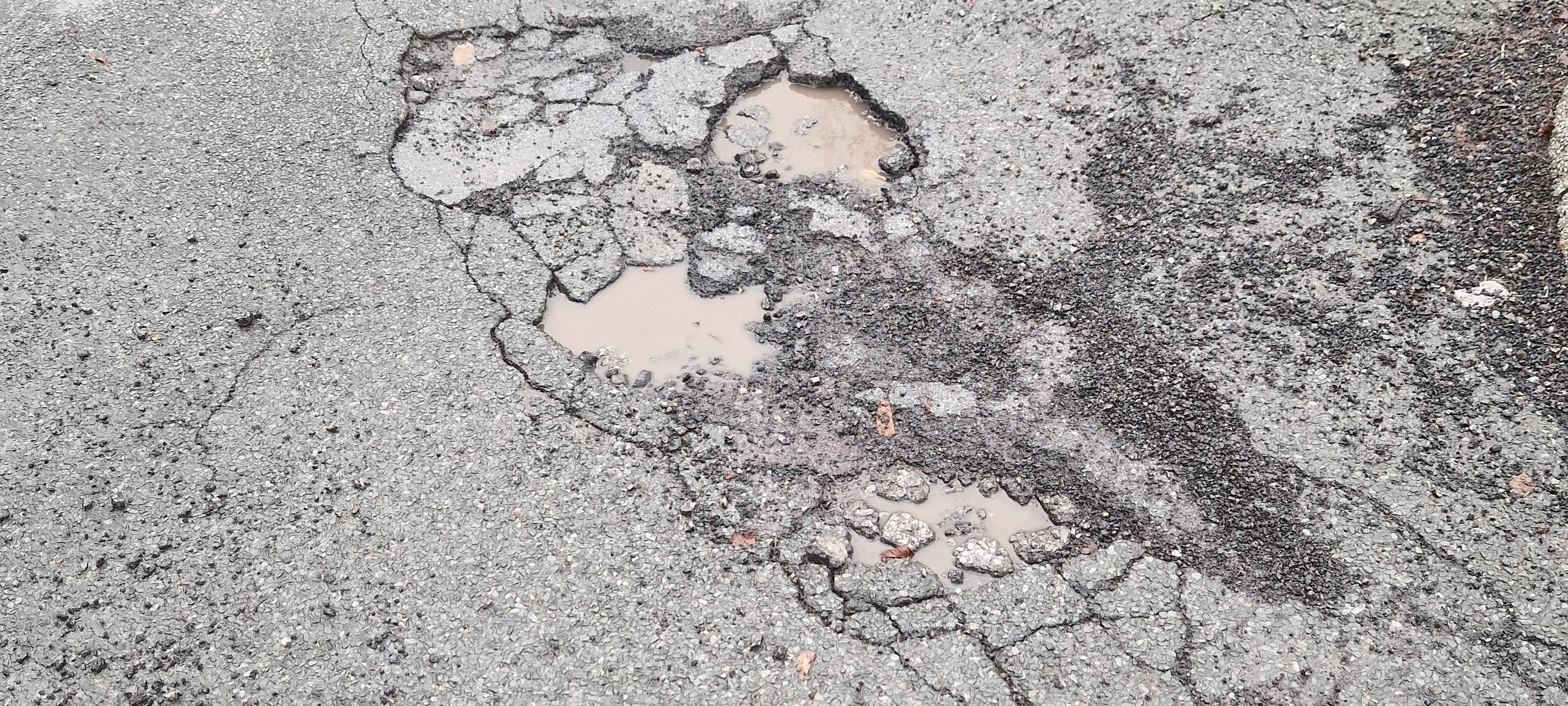 Straßenbegeher suchen nach kaputten Straßen in Hamm