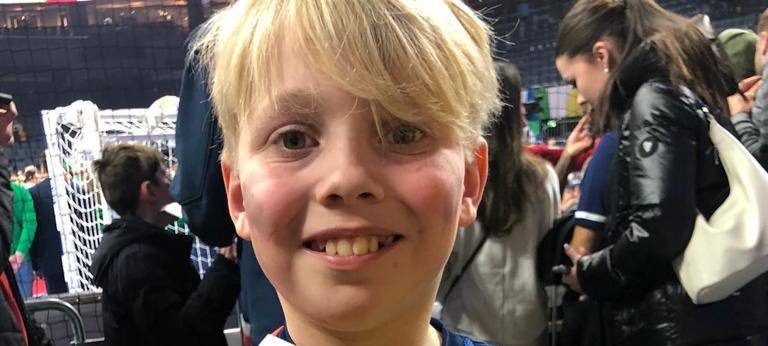 Kinder aus Hamm laufen mit deutschen Handballern ein