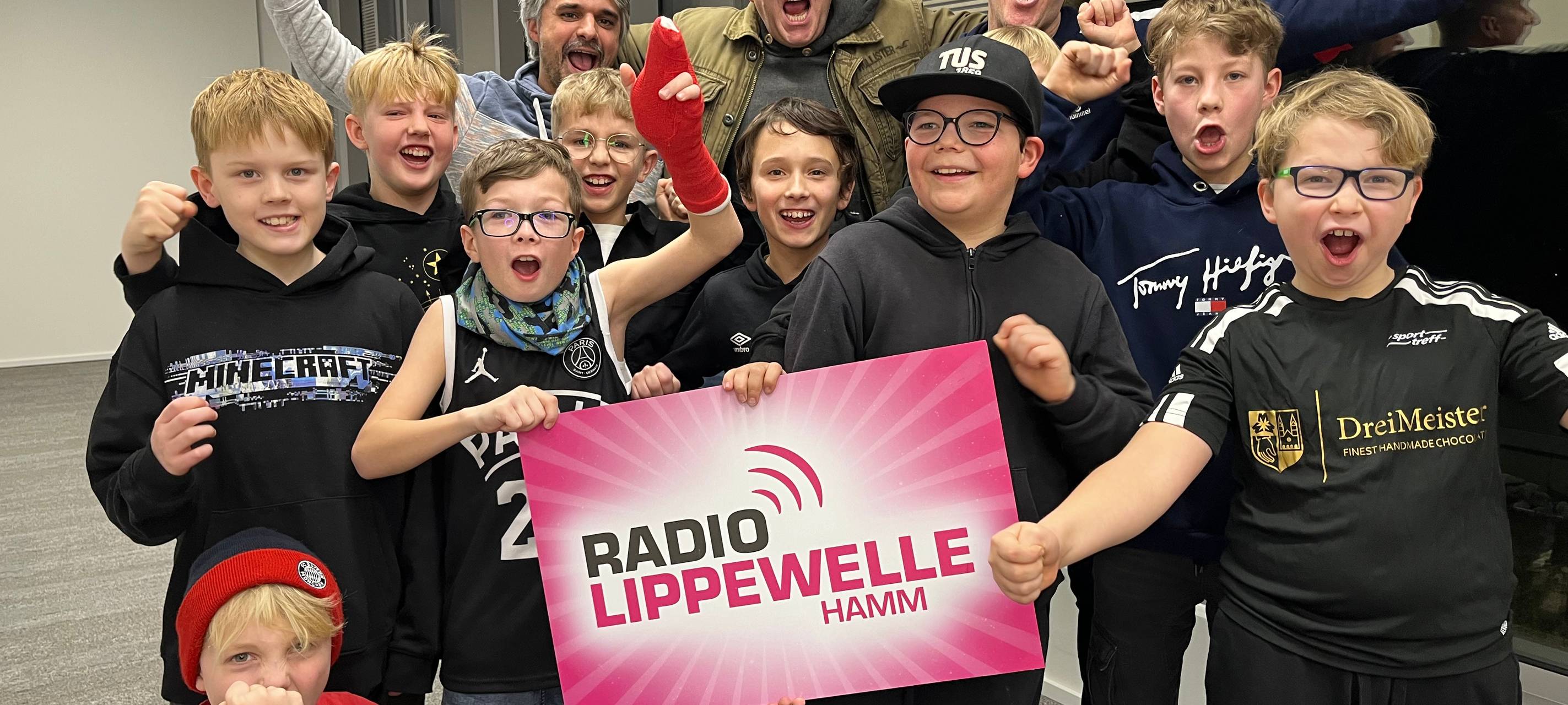 Kinder aus Hamm laufen mit deutschen Handballern ein