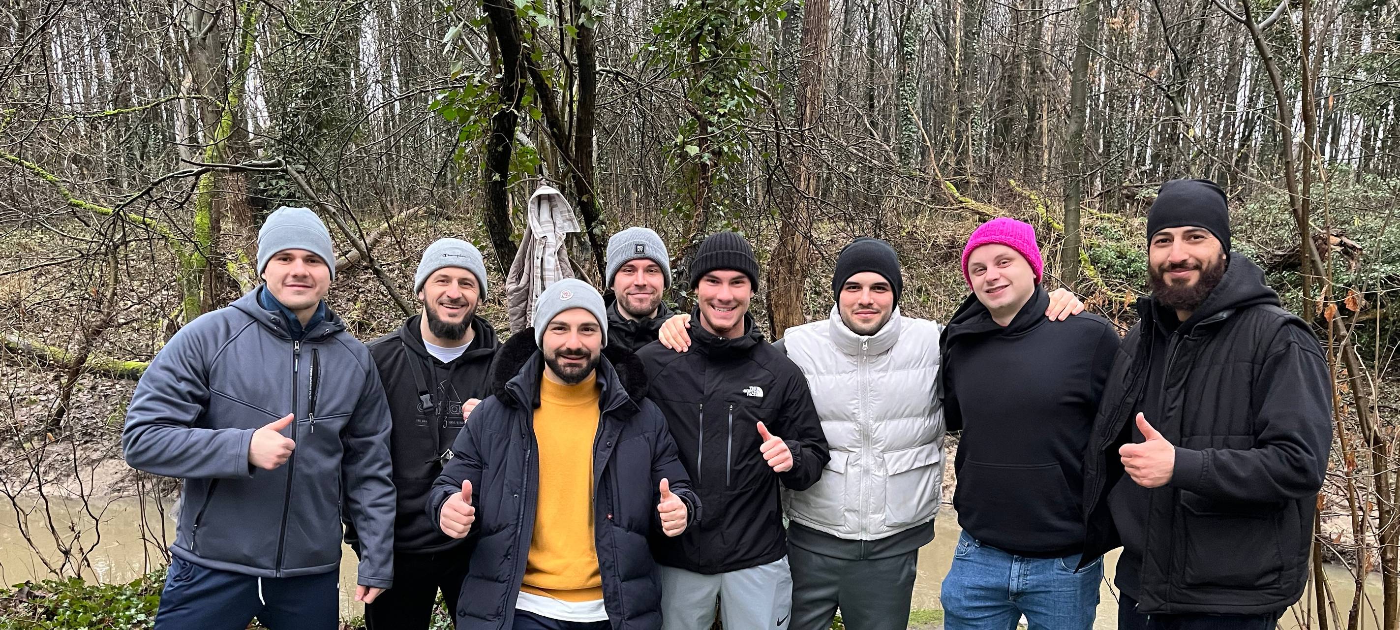 Organisator Hüseyin Caglar und seine Jungs zusammen mit Robin in der Geinegge.