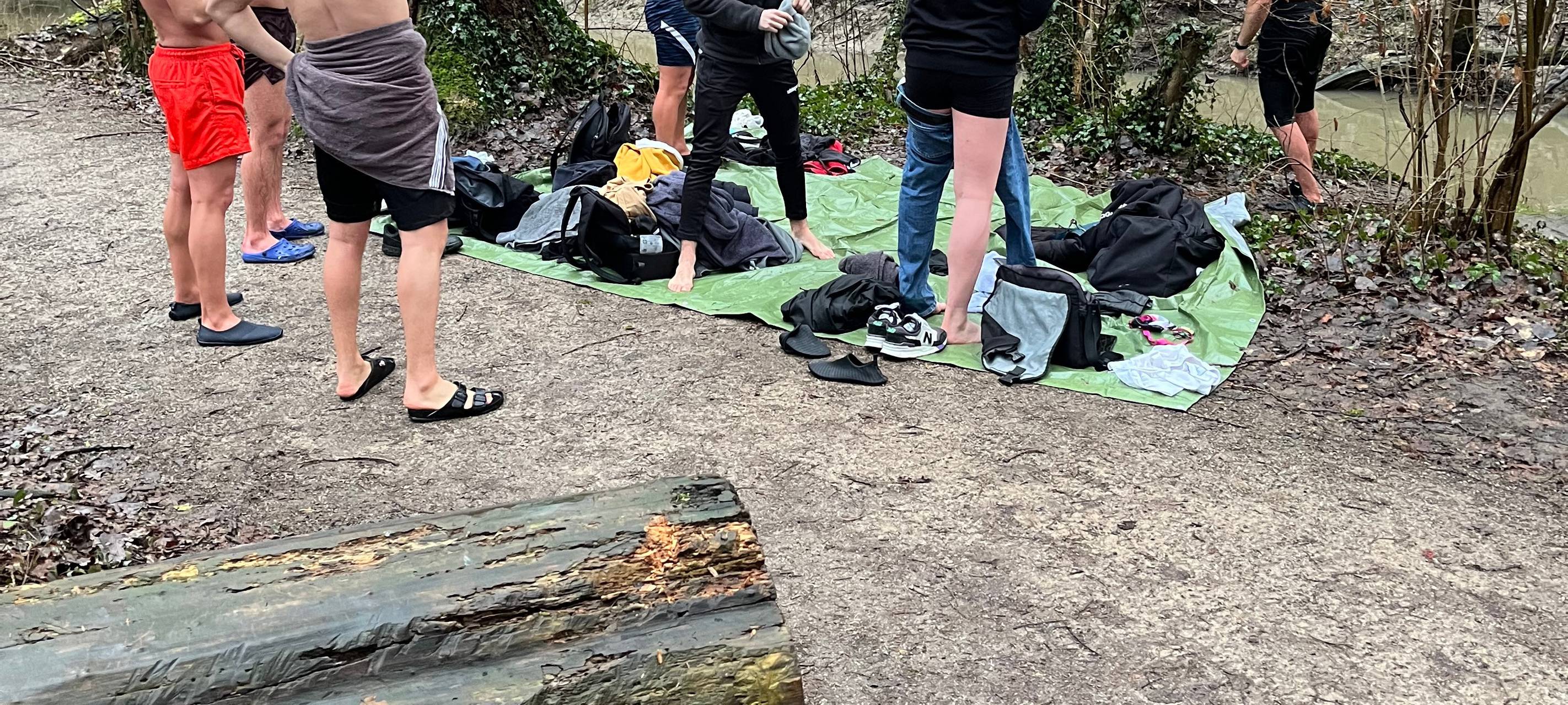 Hammer Fitnessgruppe trifft sich zum Eisbaden in der Geinegge.