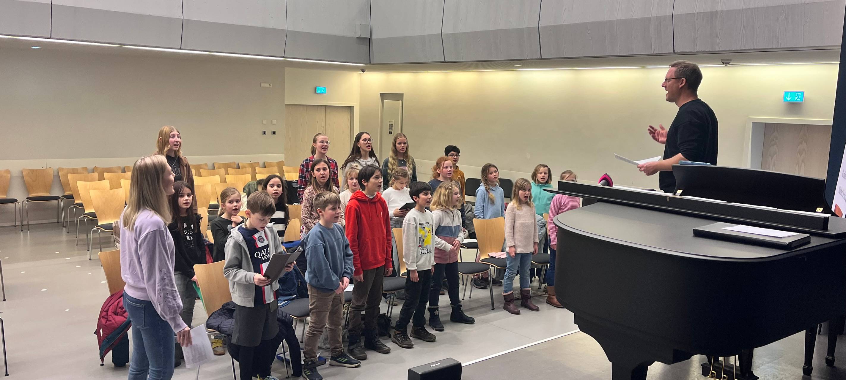 Ein Kinderchor bei der Probe.