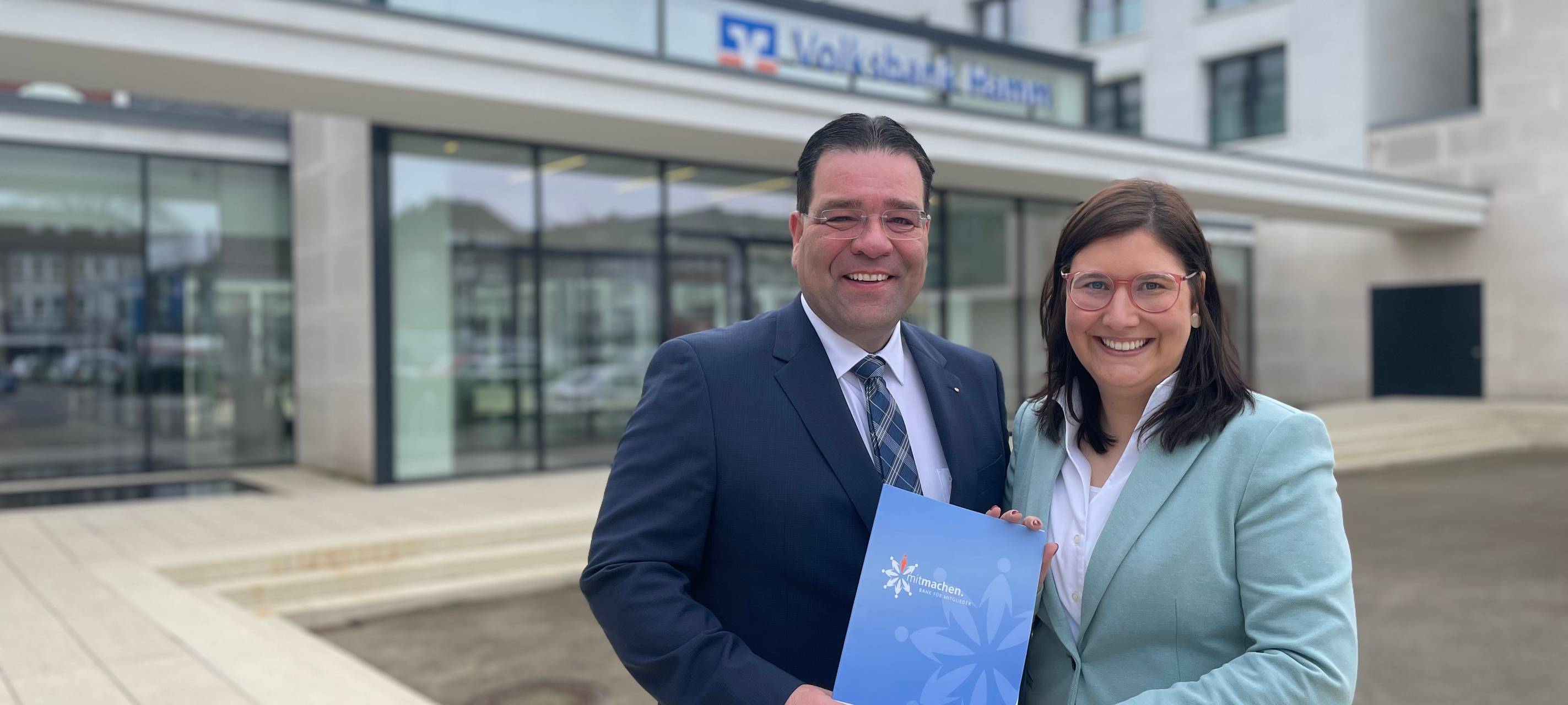 Burkhard Reher und Lisa Morschel vor der Volksbank Hamm