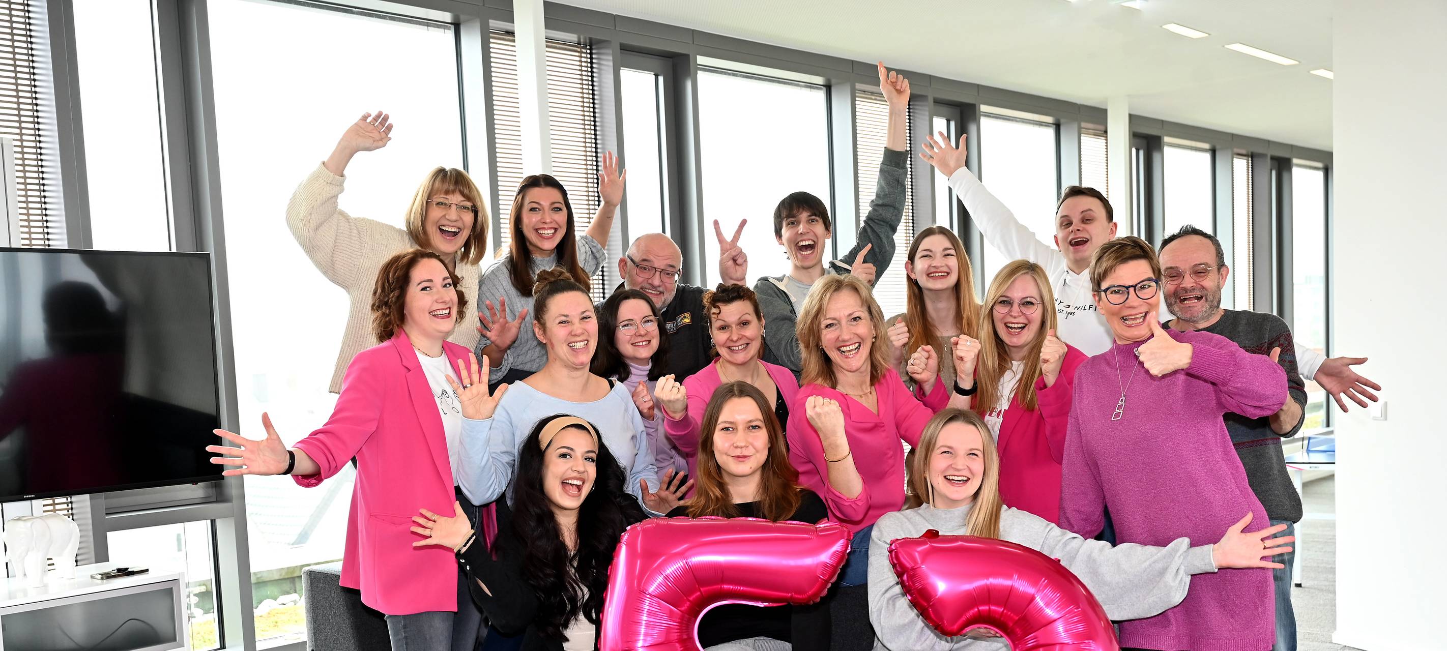 Das Team der Lippewelle jubelt und hält zwei pinke Luftballons mit der Zahl 52 in die Kamera